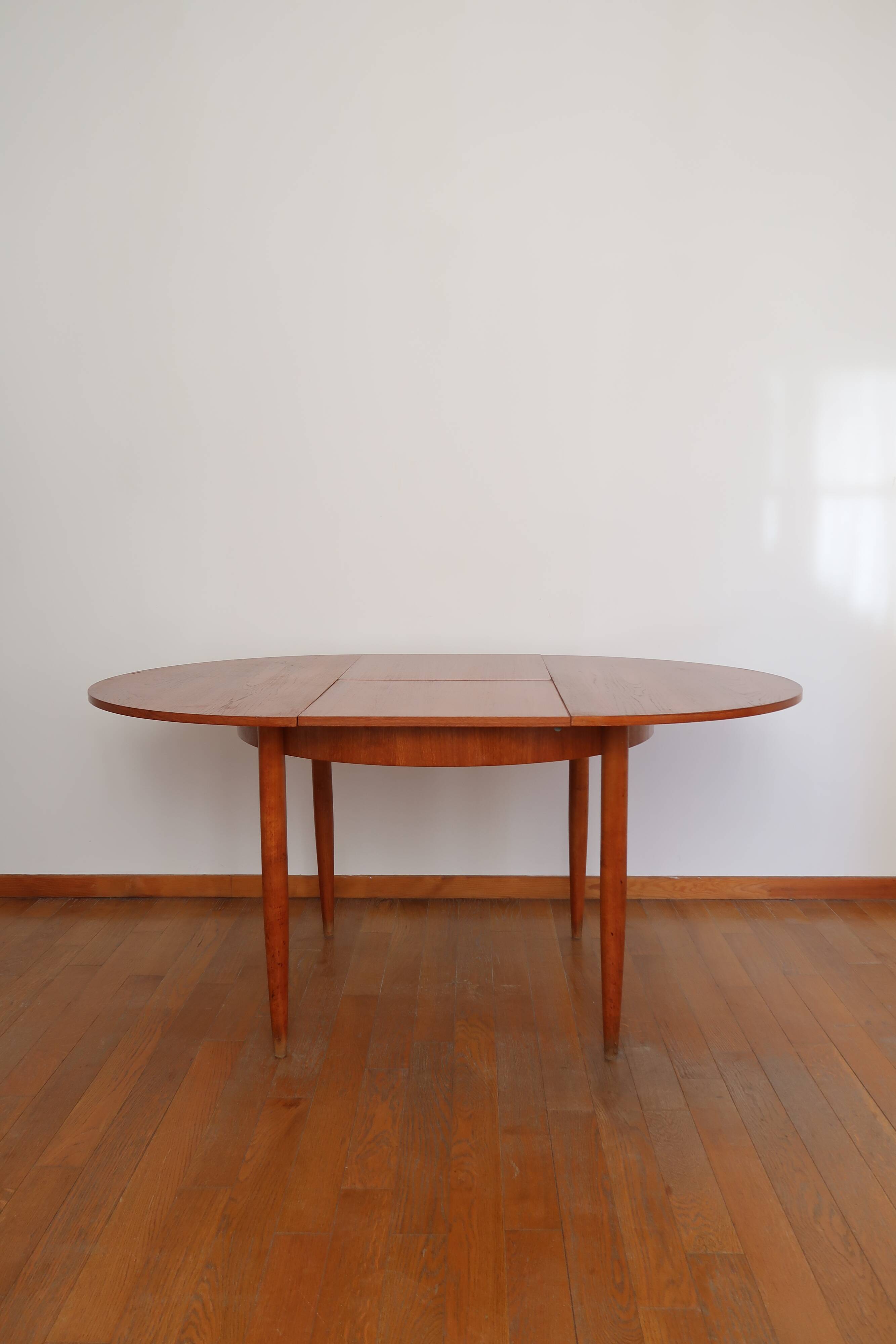 Extendable Scandinavian Round Table