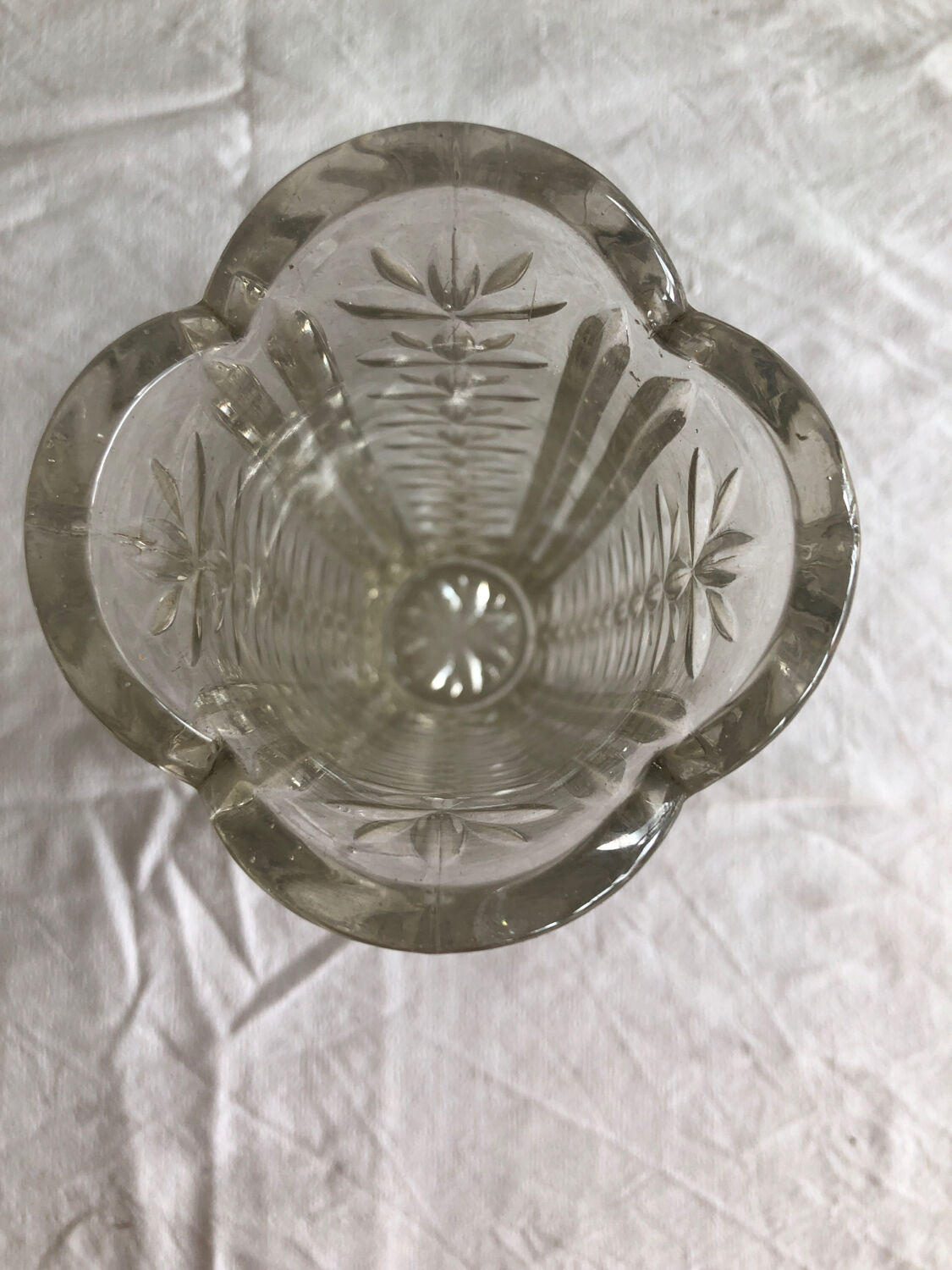 Vase in cut and chiseled glass vintage