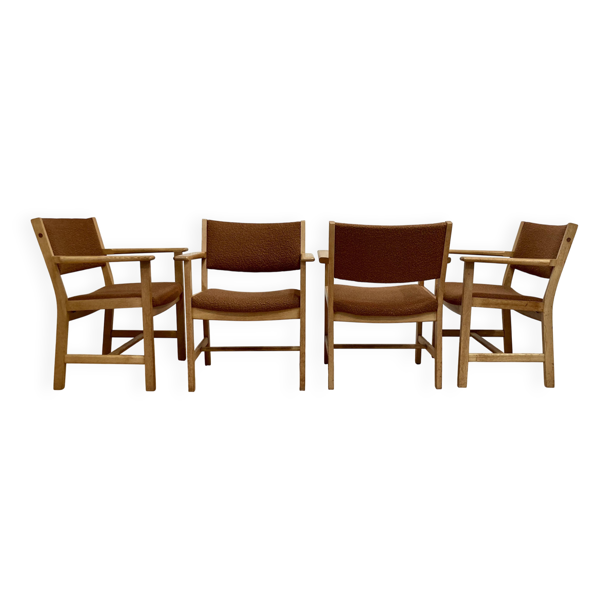 SUITE DE 4 FAUTEUILS ESTAMPILLE "HANS WEGNER" 1960.