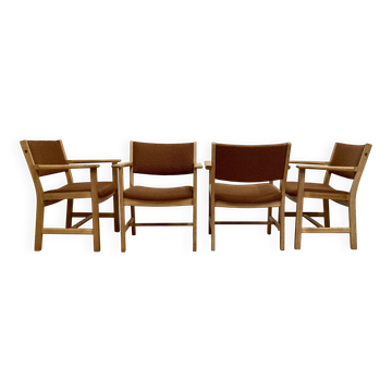 SUITE DE 4 FAUTEUILS ESTAMPILLE "HANS WEGNER" 1960.