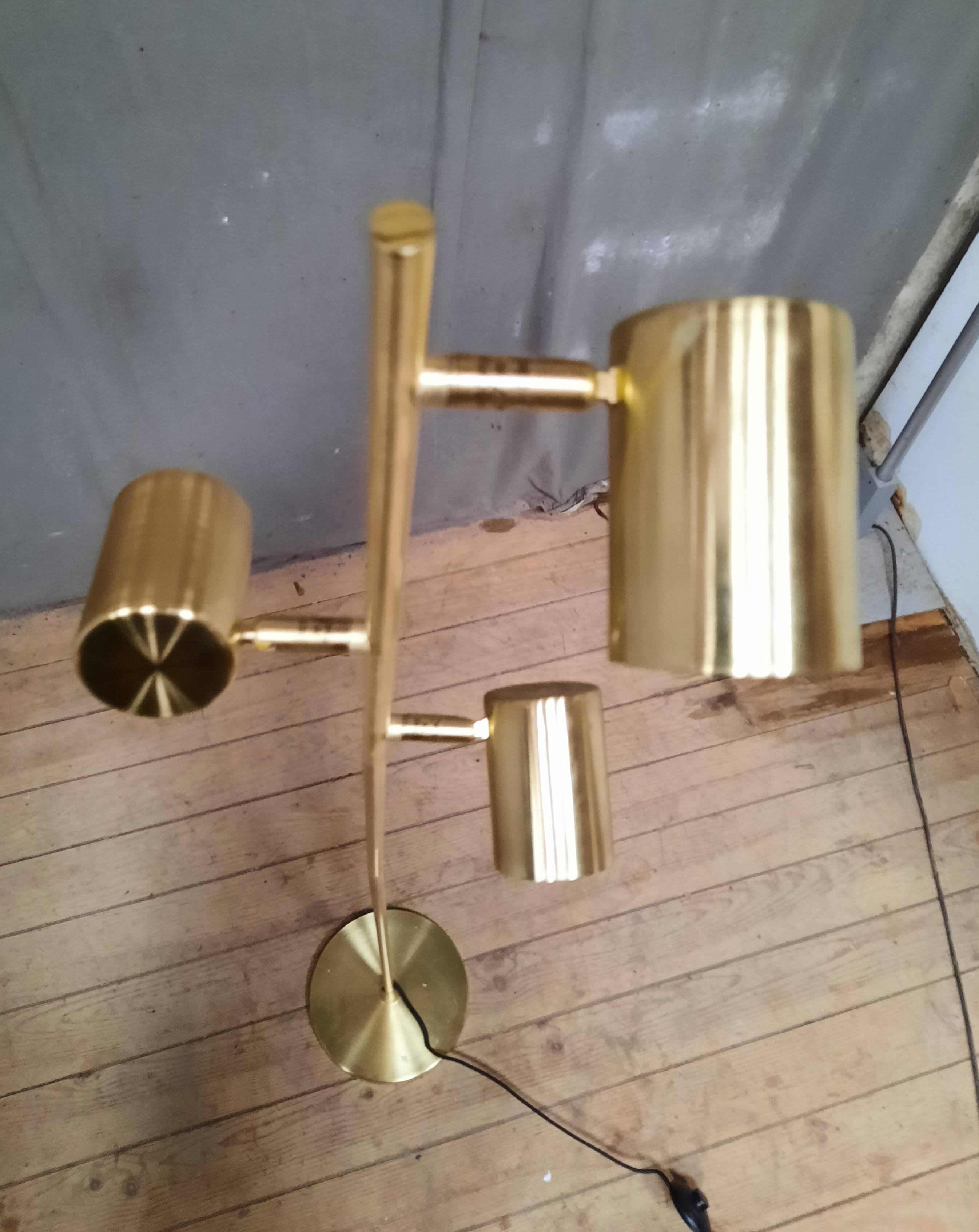 Lampadaire doré à 3 spots