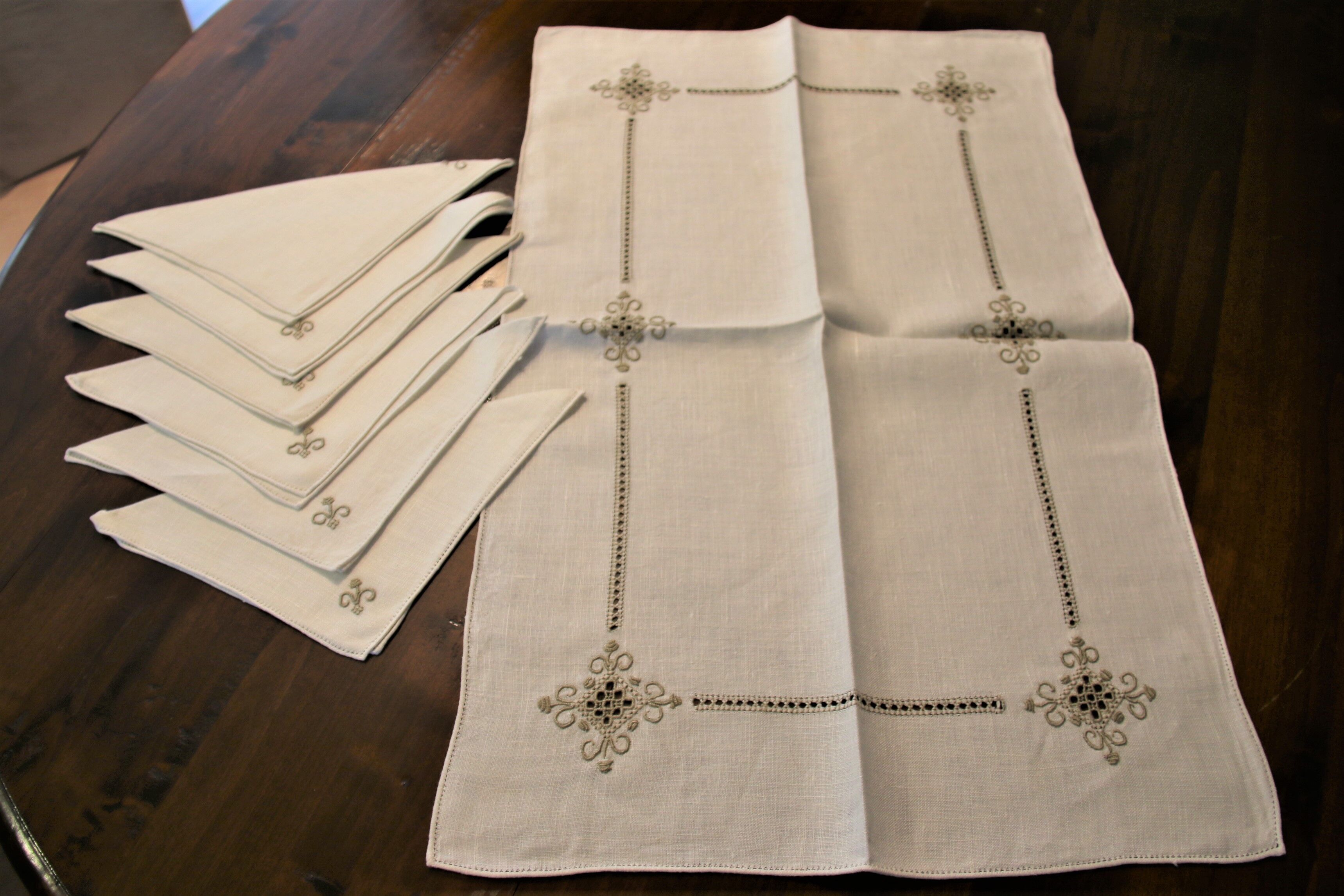 Nappe centre de table avec 6 serviettes en lin brodés main