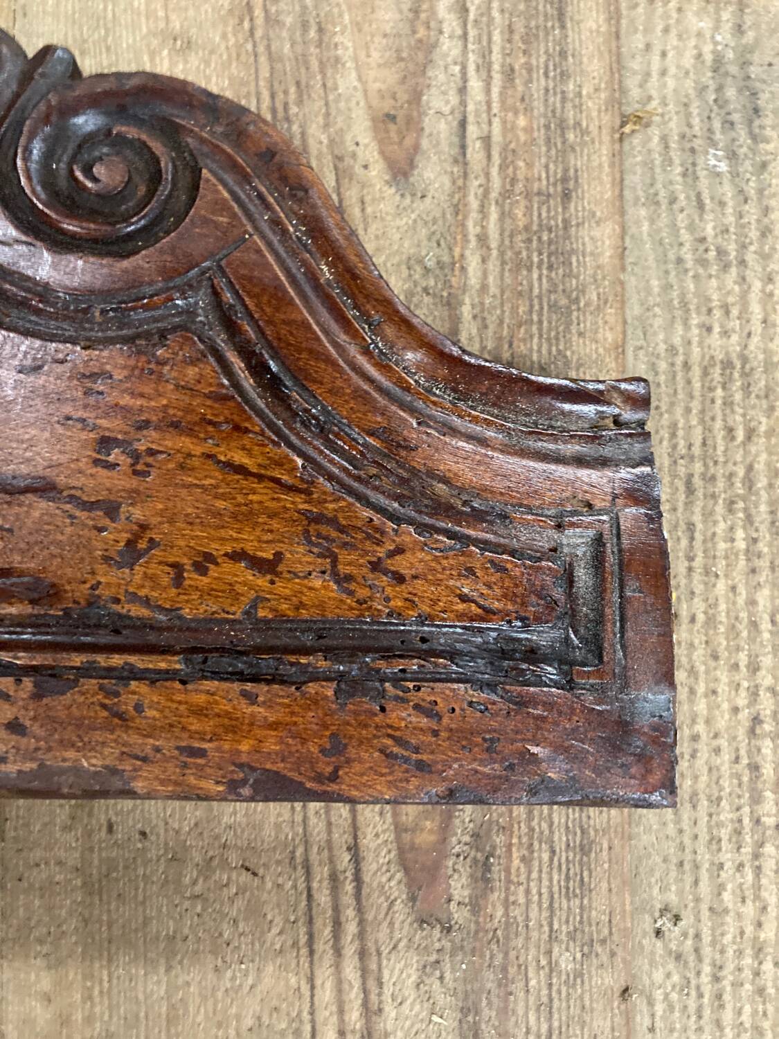 Corniche fronton en bas relief en bois