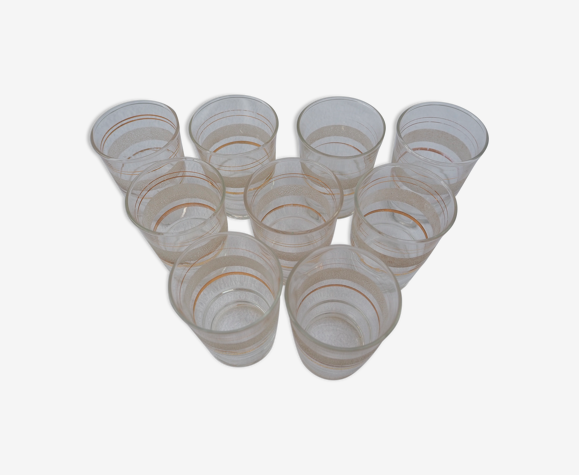 9 verres à vin, liserés dorés et granité – années 1960-1970