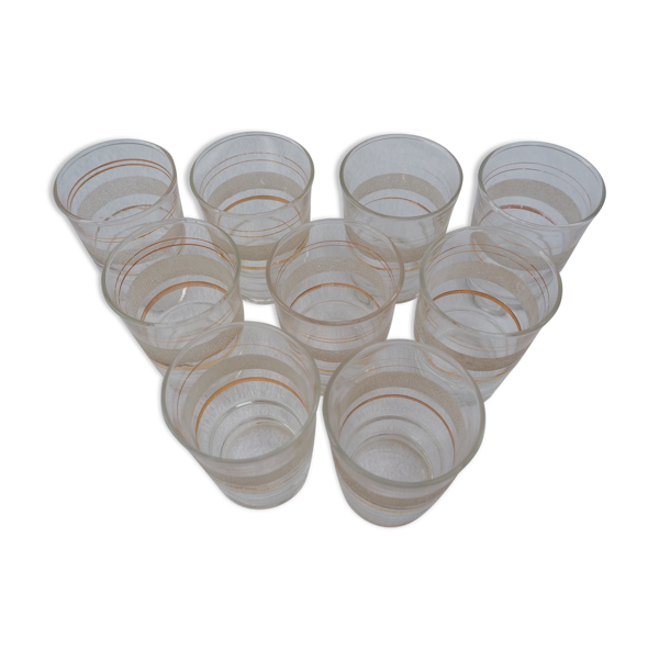 9 verres à vin, liserés dorés et granité – années 1960-1970