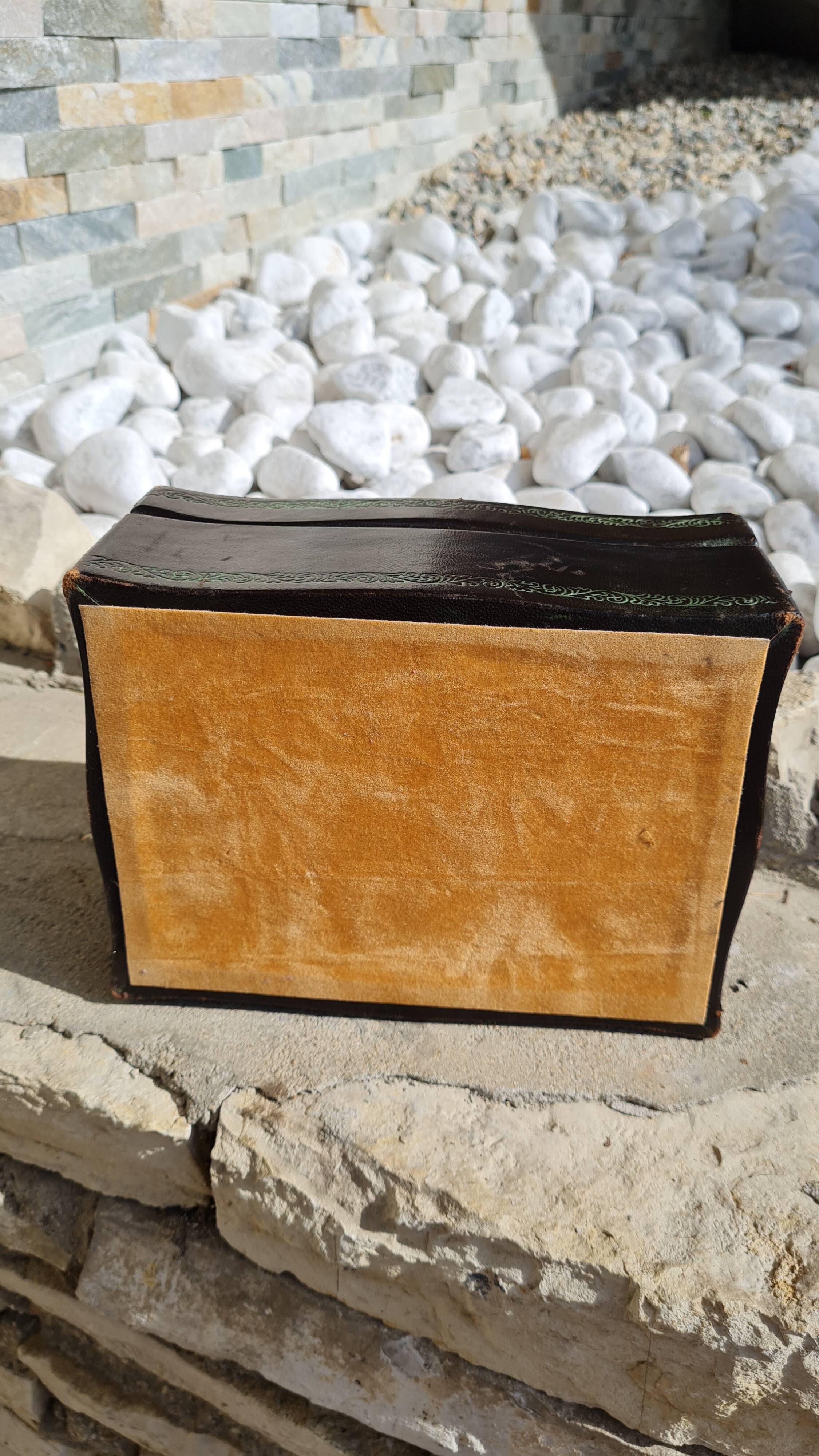 Leather jewelry box with its key