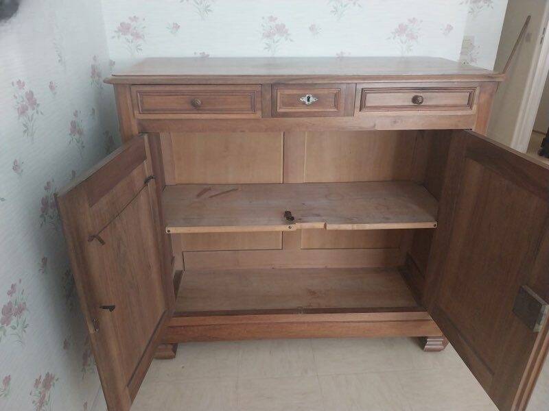 Wooden chest of drawers