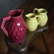 Carafe framboise et deux pichets jaunes