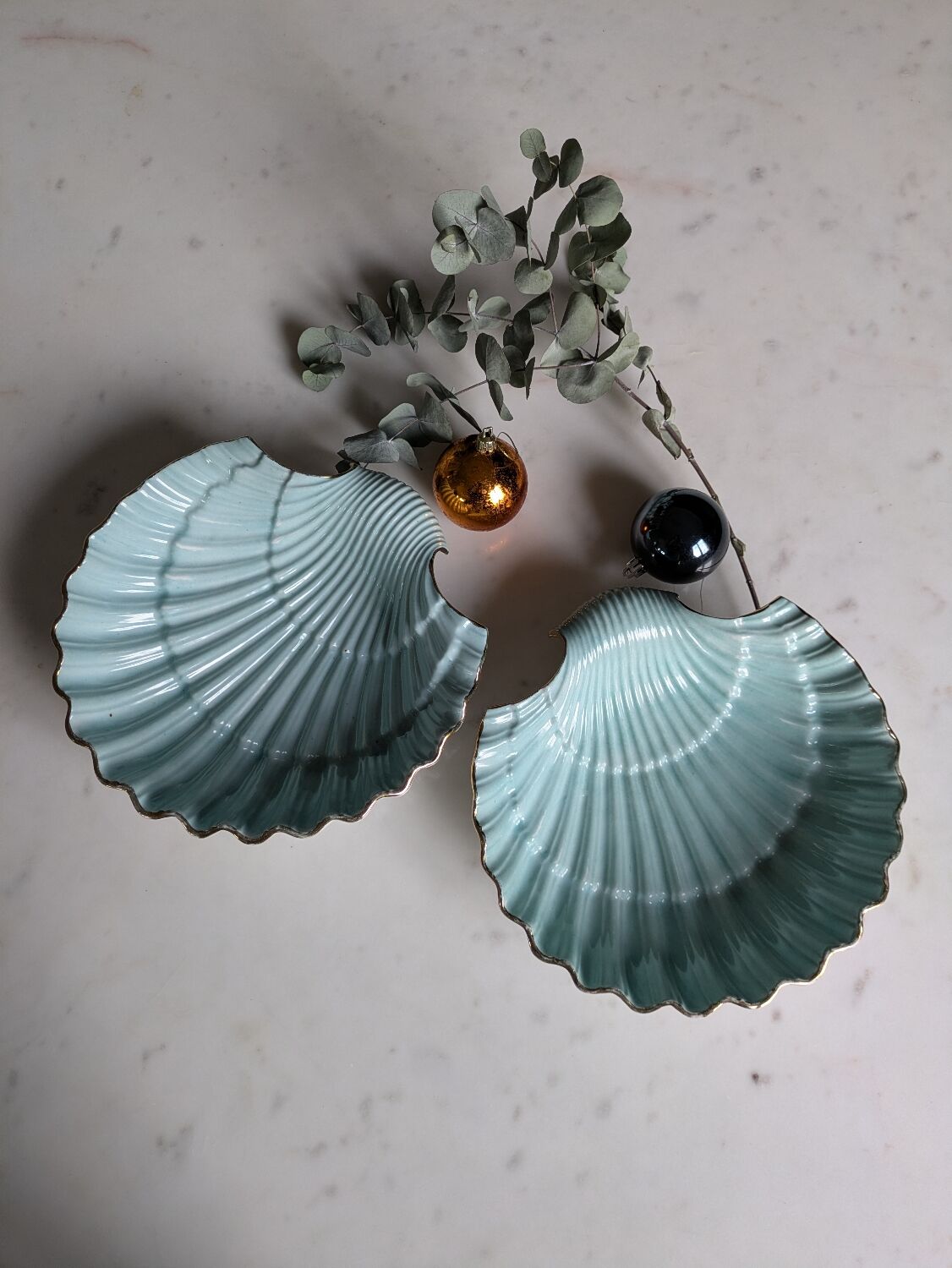 Shell-shaped porcelain dishes.