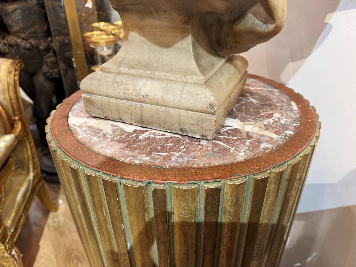 Large fluted golden wood column with a marble top, work from around 1900.