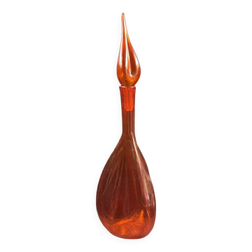 Bouteille en verre bullé orange  à panse incurvée, vers 1970