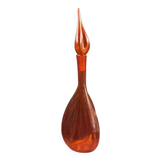 Bouteille en verre bullé orange  à panse incurvée, vers 1970