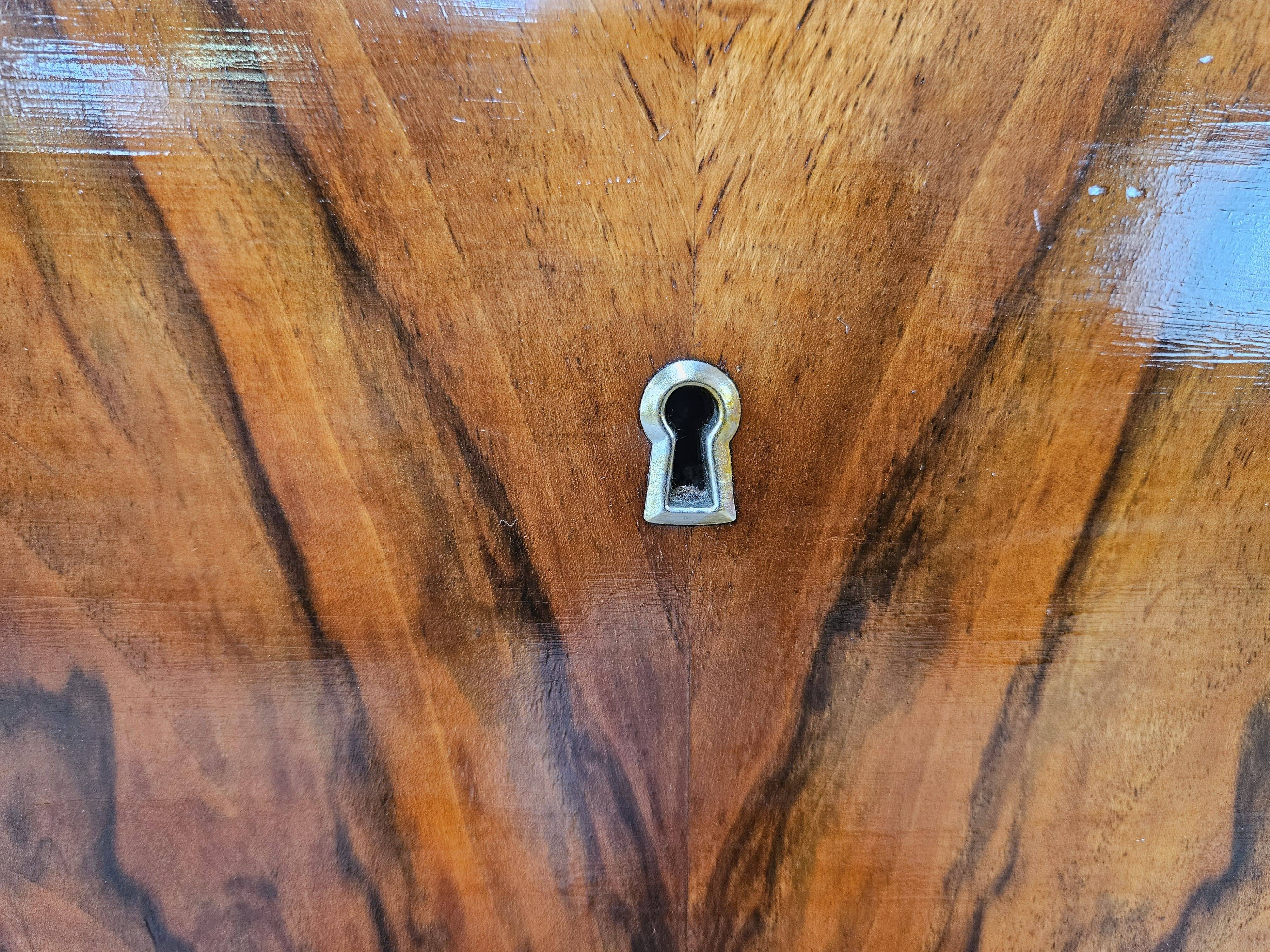Art Decò chest of drawers from the 1940s in mahogany and briar