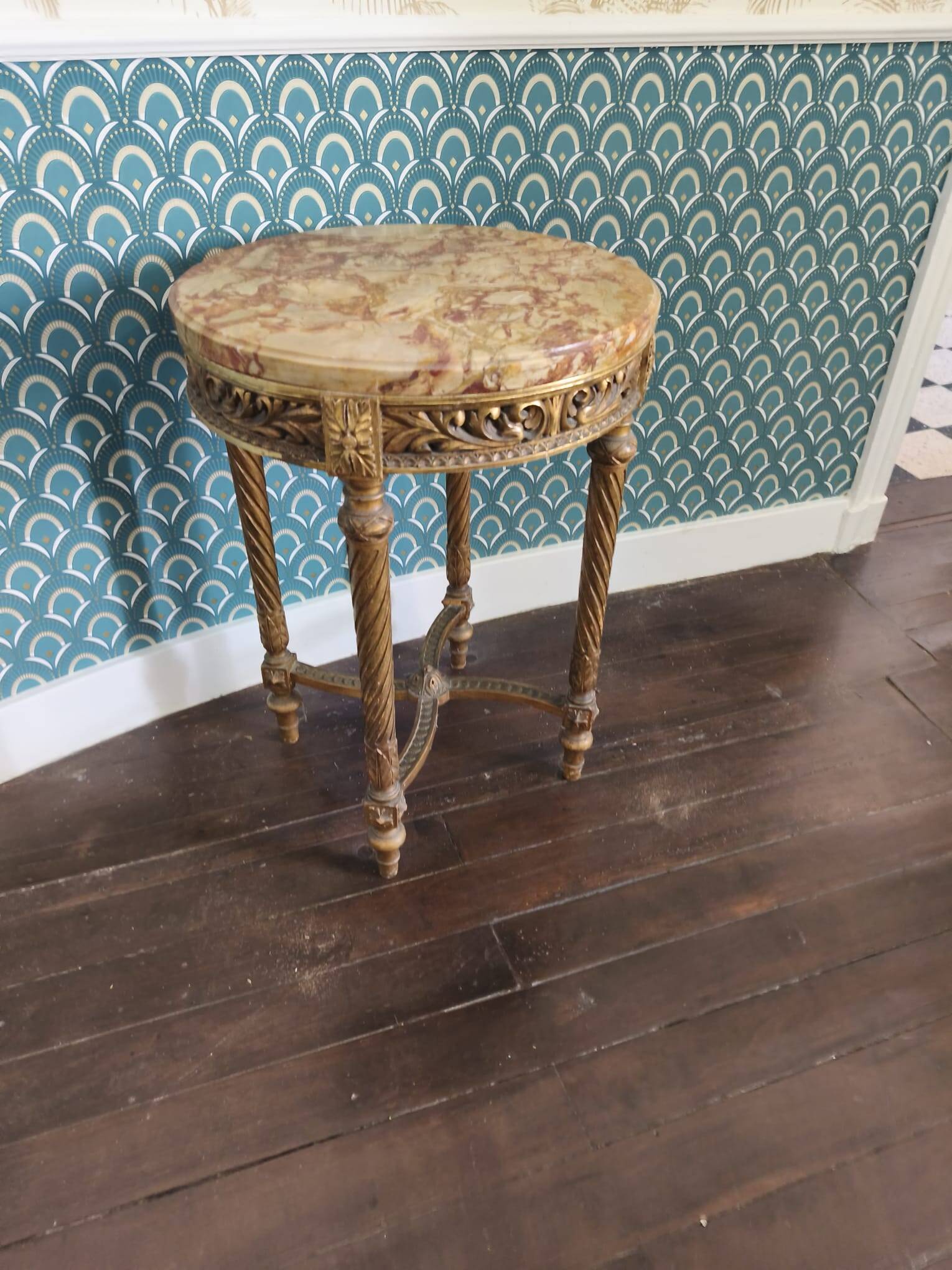 Antique Louis XVI style gueridon with veined marble, painted and patinated gilded wood.
