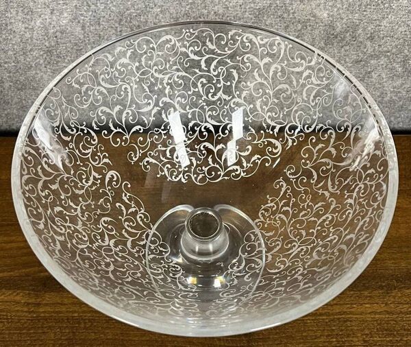 Importante coupe de centre de table sur piédouche en cristal de Baccarat