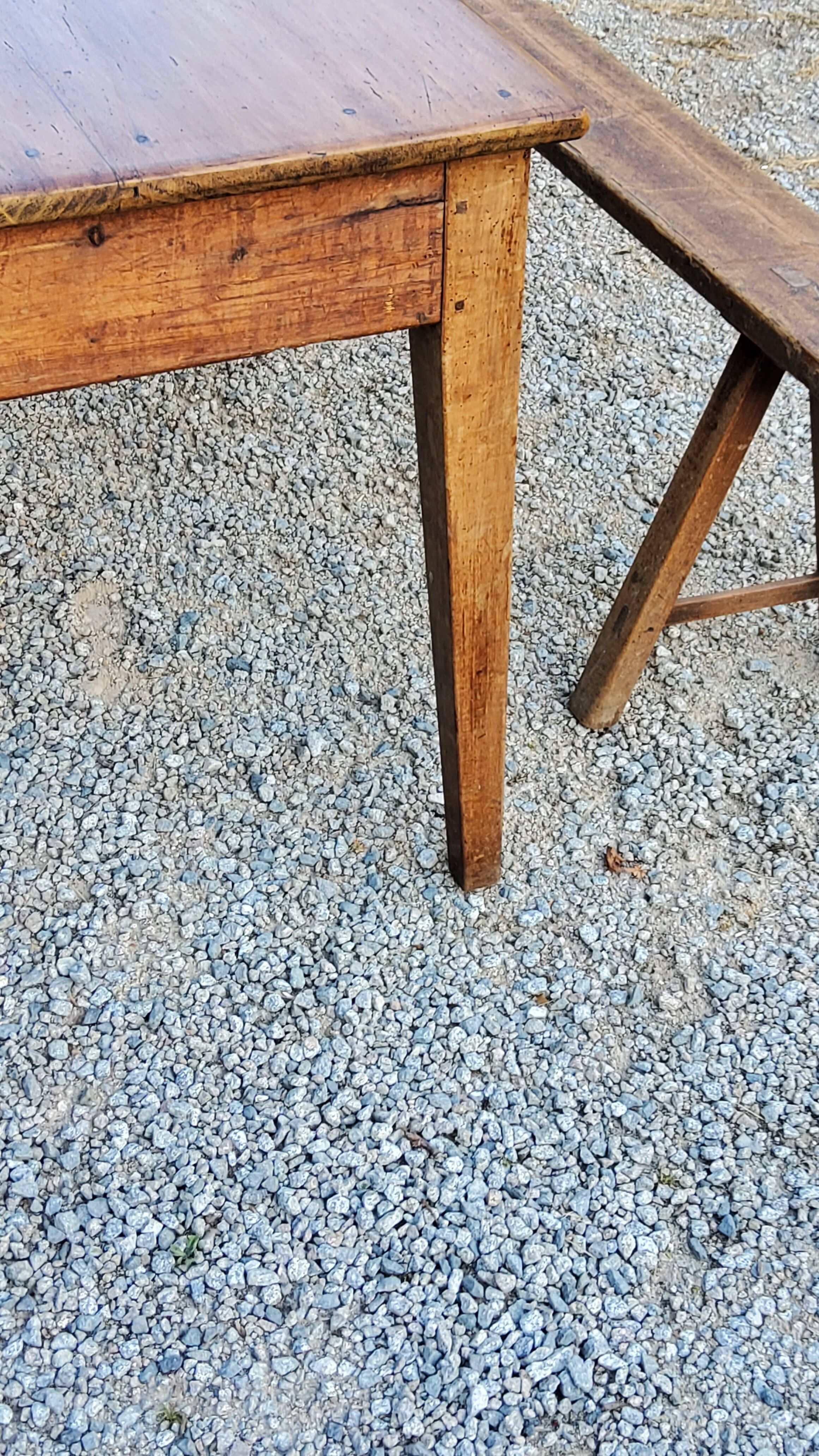 Farm table nineteenth century feet spindles 251cm and its 2 benches
