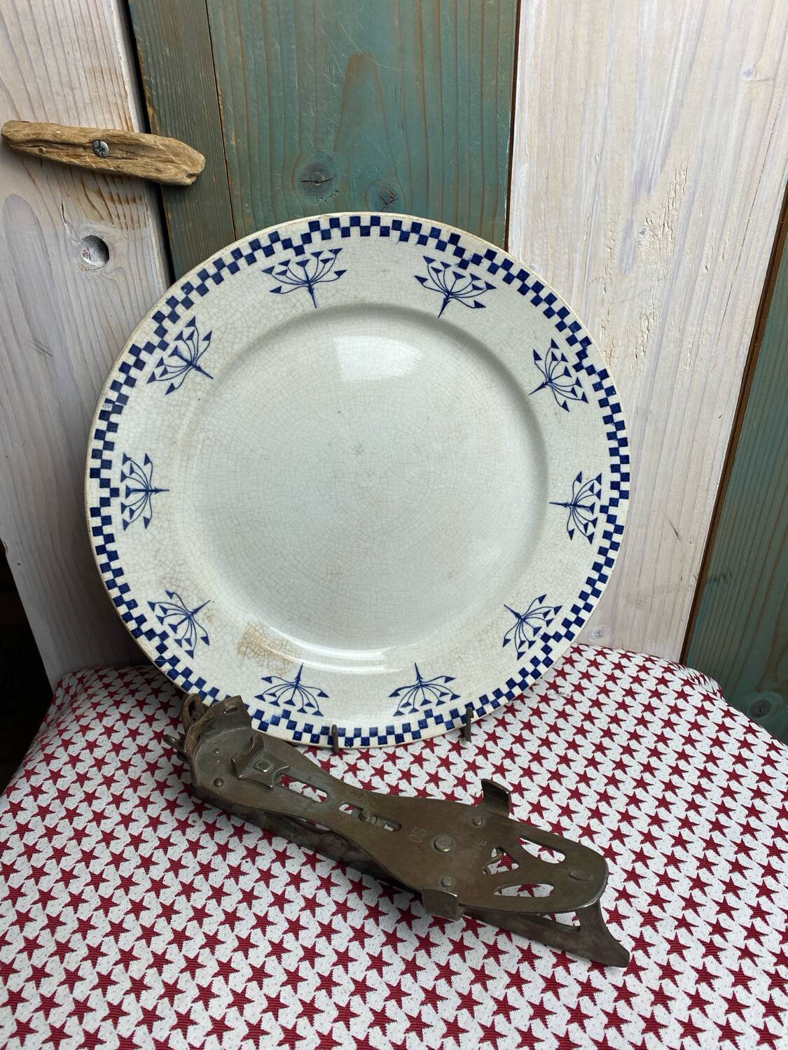Round ironstone dish from Creil and Montereau