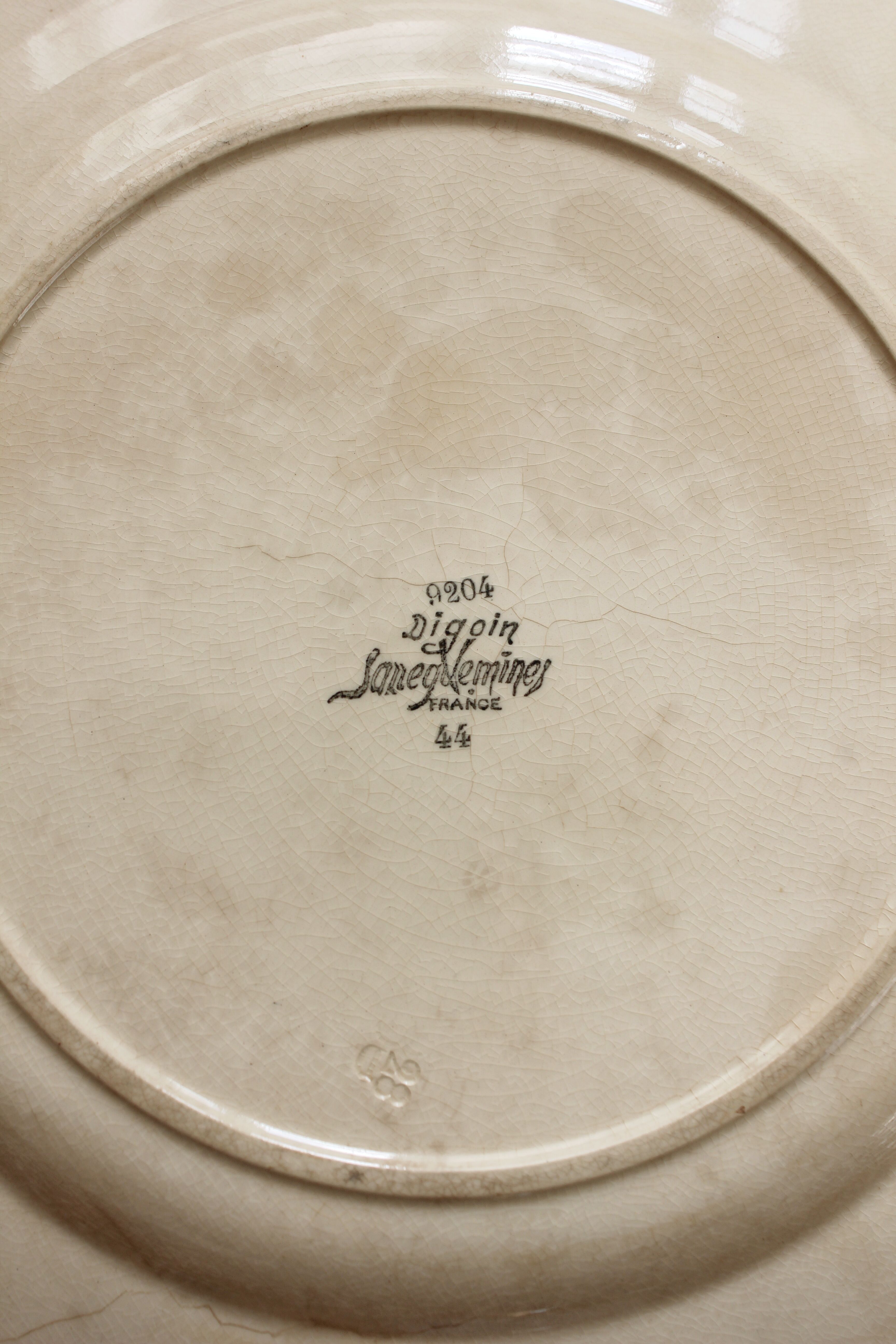 Round scalloped earthenware dish Digoin Sarreguemines floral decoration