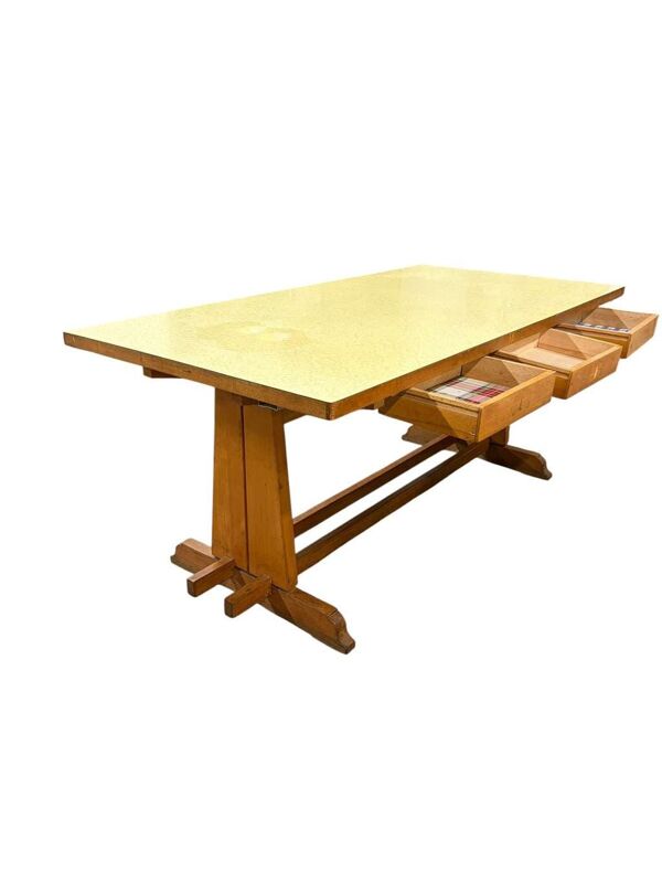 Table vintage en bois avec plateau en formica jaune