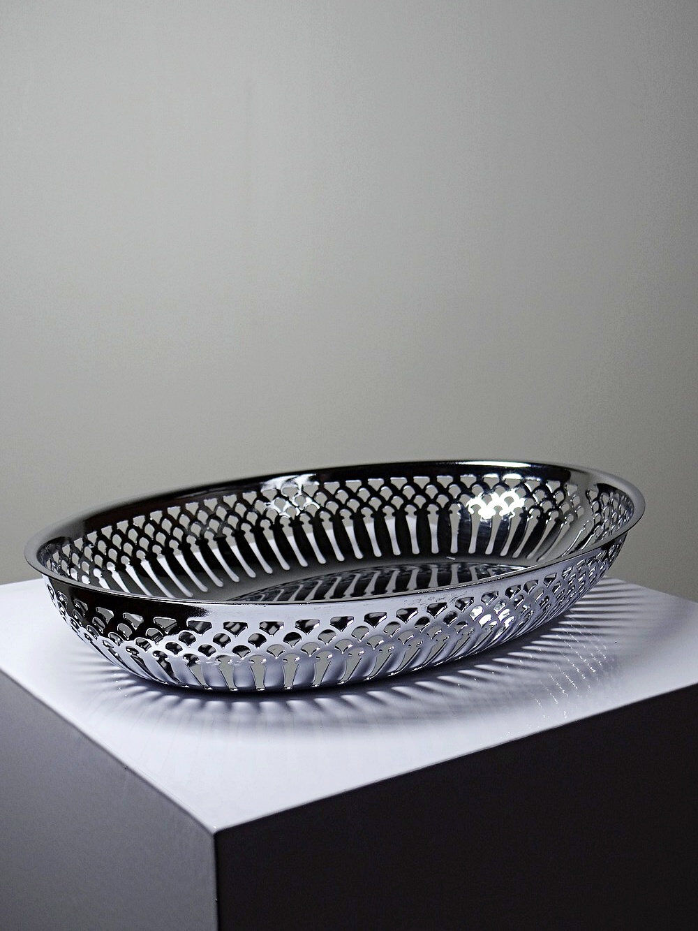 Oval openwork bread basket in silver-plated metal, vintage 1950s-70s.