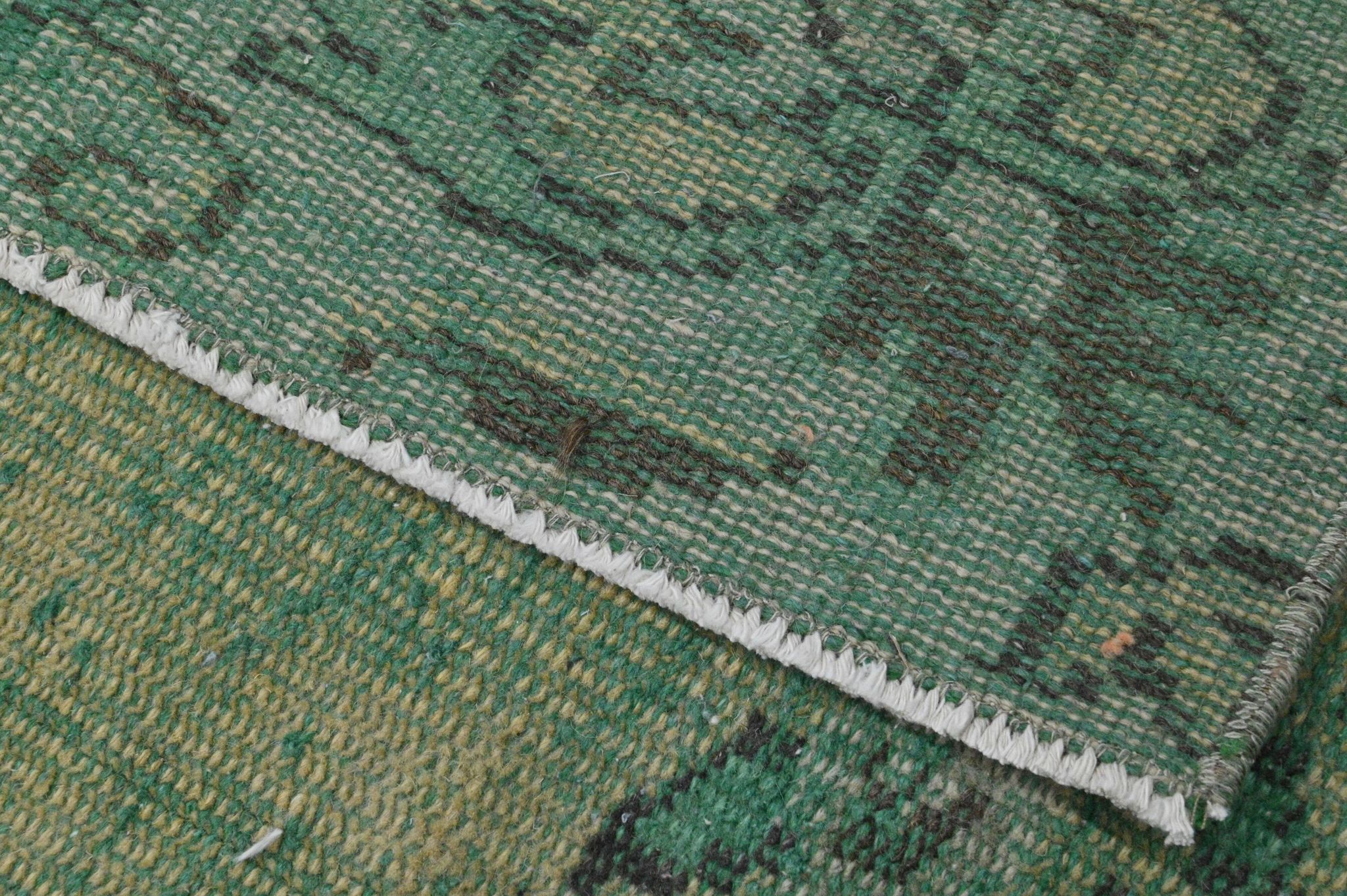 Vintage green and olive Turkish rug with a medallion, hand-knotted, 160 x 262 cm.
