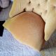 Fauteuil crapaud velours capitonné jaune
