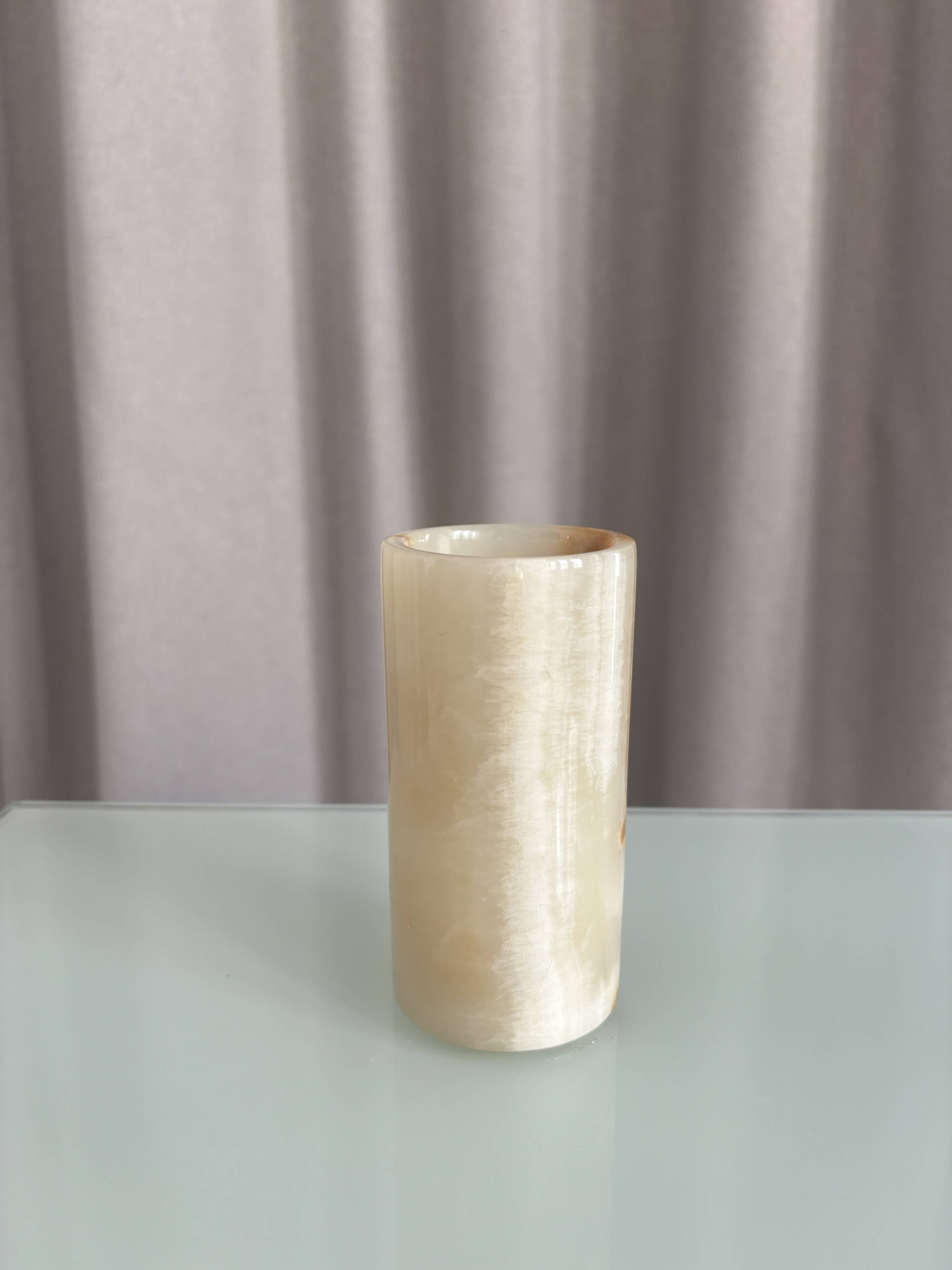 Small vintage cylindrical vase in onyx.