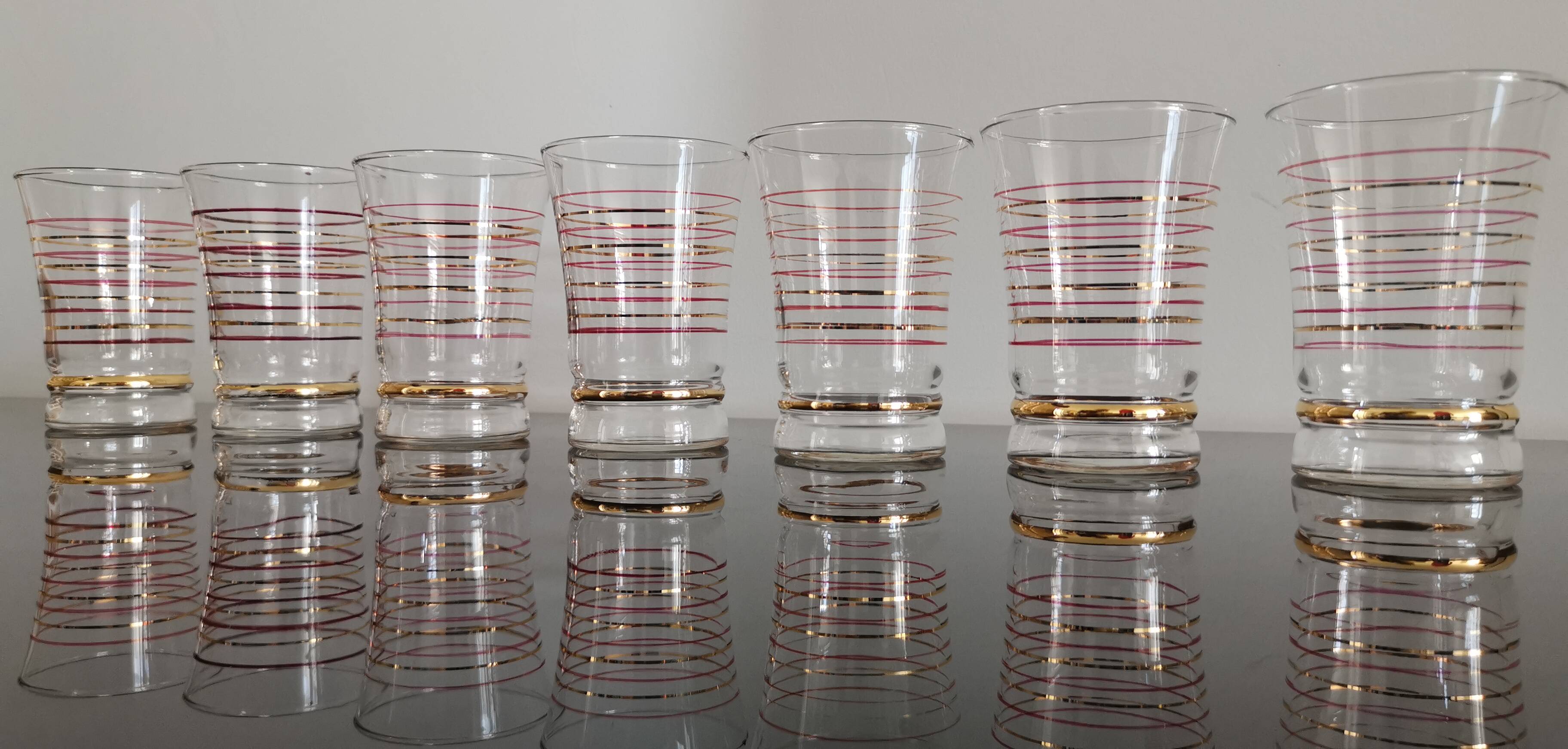 Set of 7 vintage glasses with gold and red edges from the 50s/60s