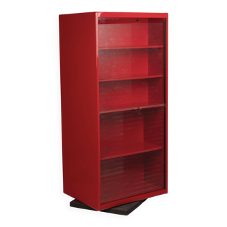 Double-face rotating display cabinet in red lacquer by Arflex, 1980s