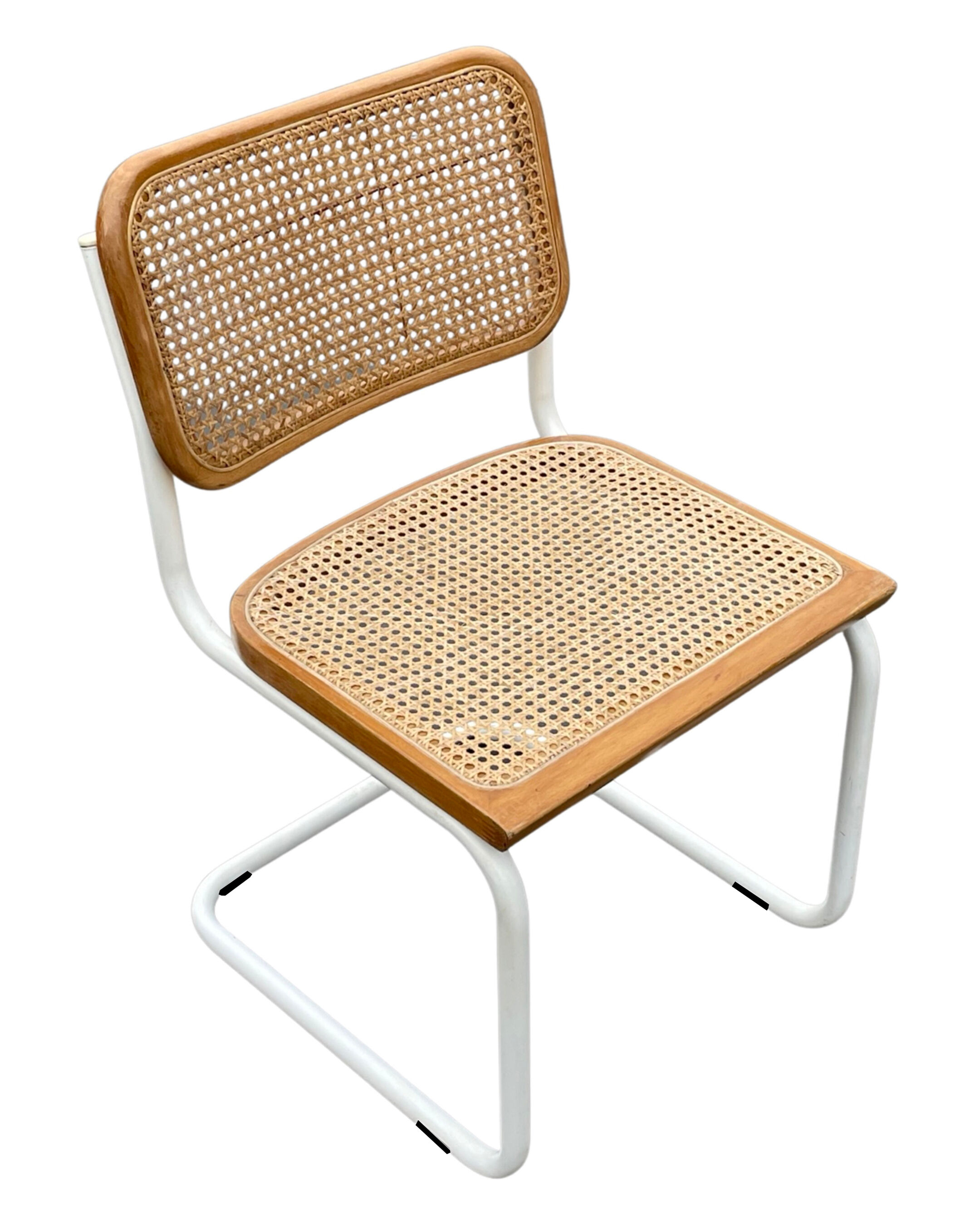 Chaise Cesca modèle b32 en blanc et bois par Marcel Breuer