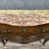 Commode sauteuse galbée de style louis XV en marqueterie de bois précieux vers 1900