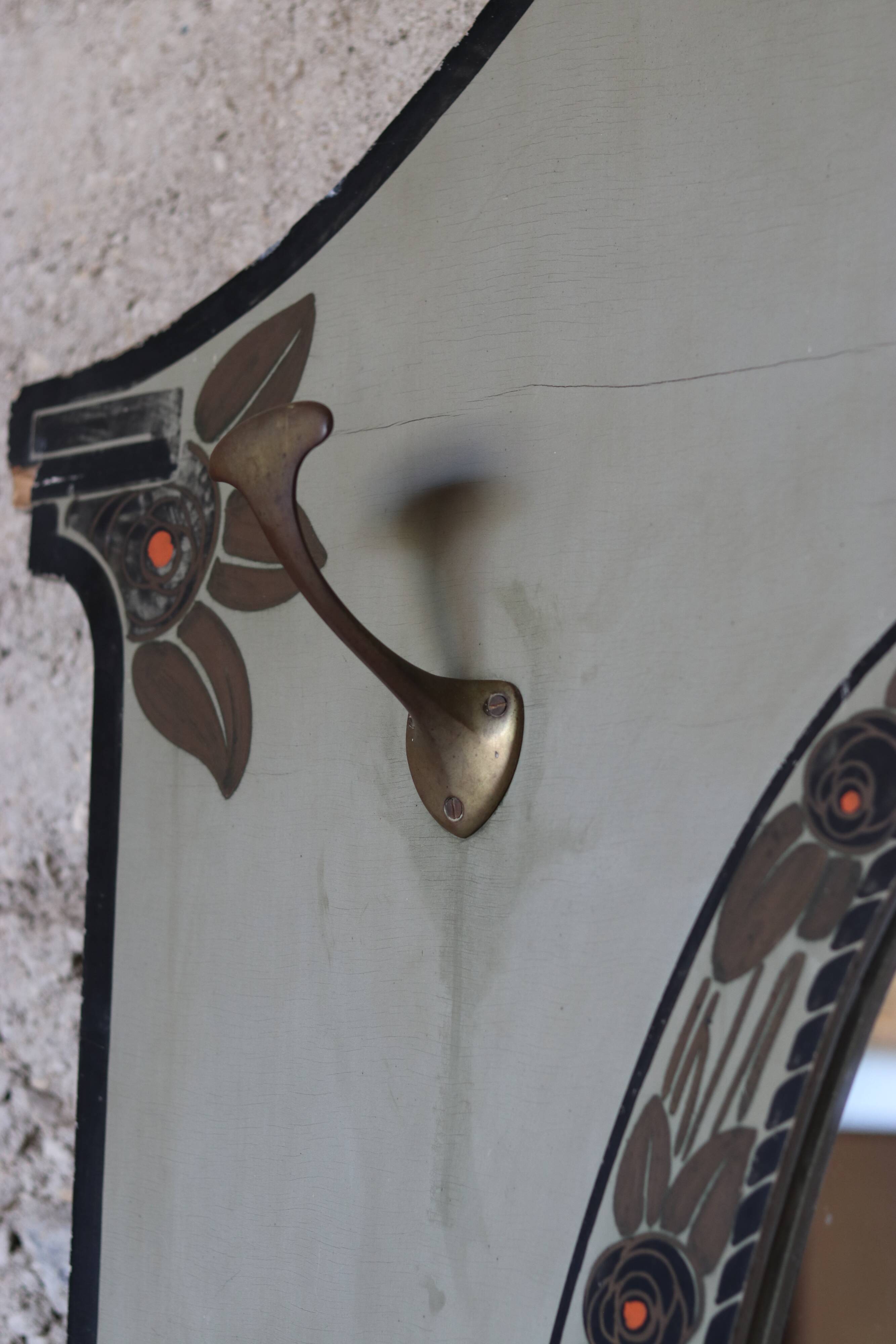 Grand vestiaire Art Deco en bois et laiton