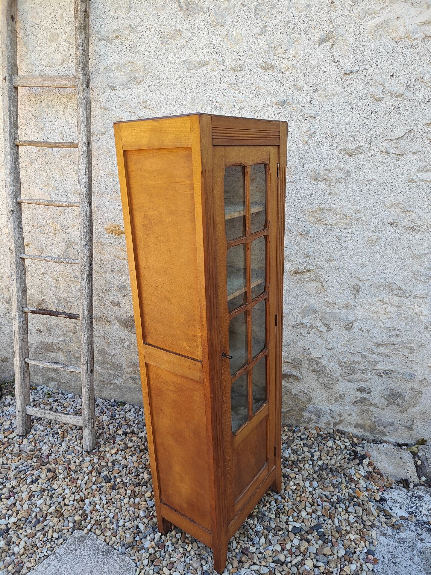 Showcase an old door, small bookshelf.