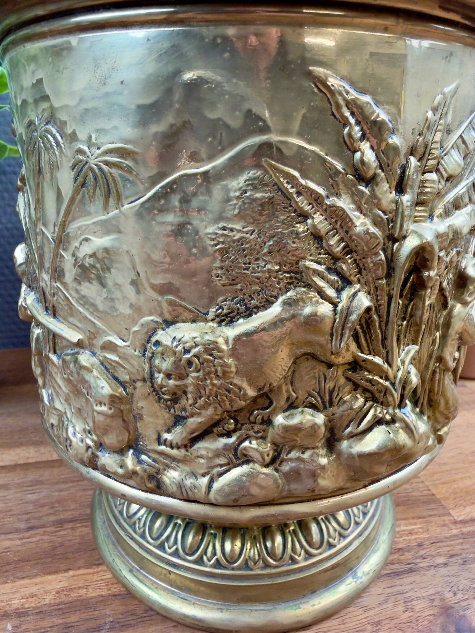 Cache-pot en laiton décor repoussé – XIXe-début XXe