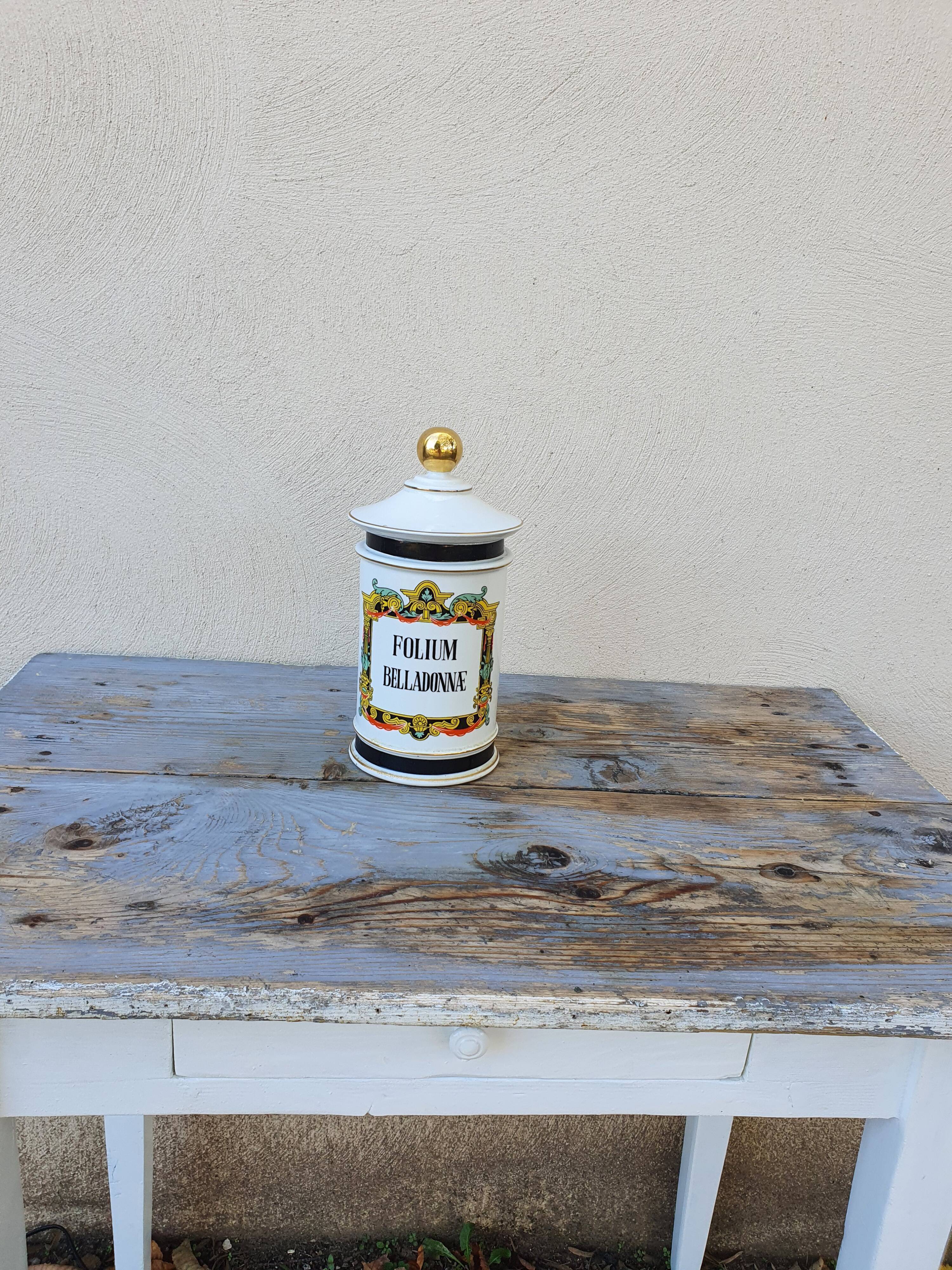 Important pharmacy jar Folium Belladonnae