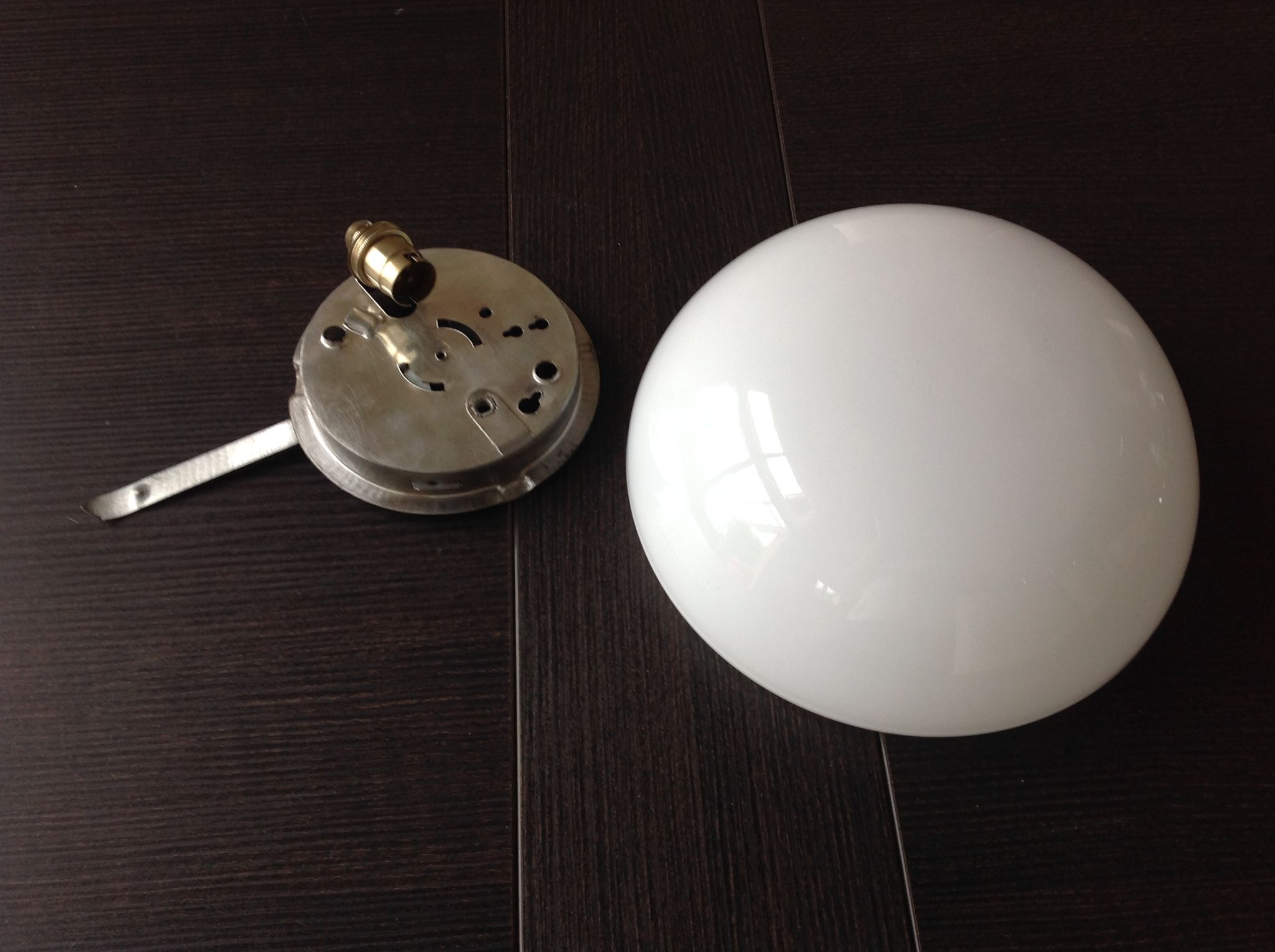 Plafonnier demi lune en opaline blanche vintage années 60-70