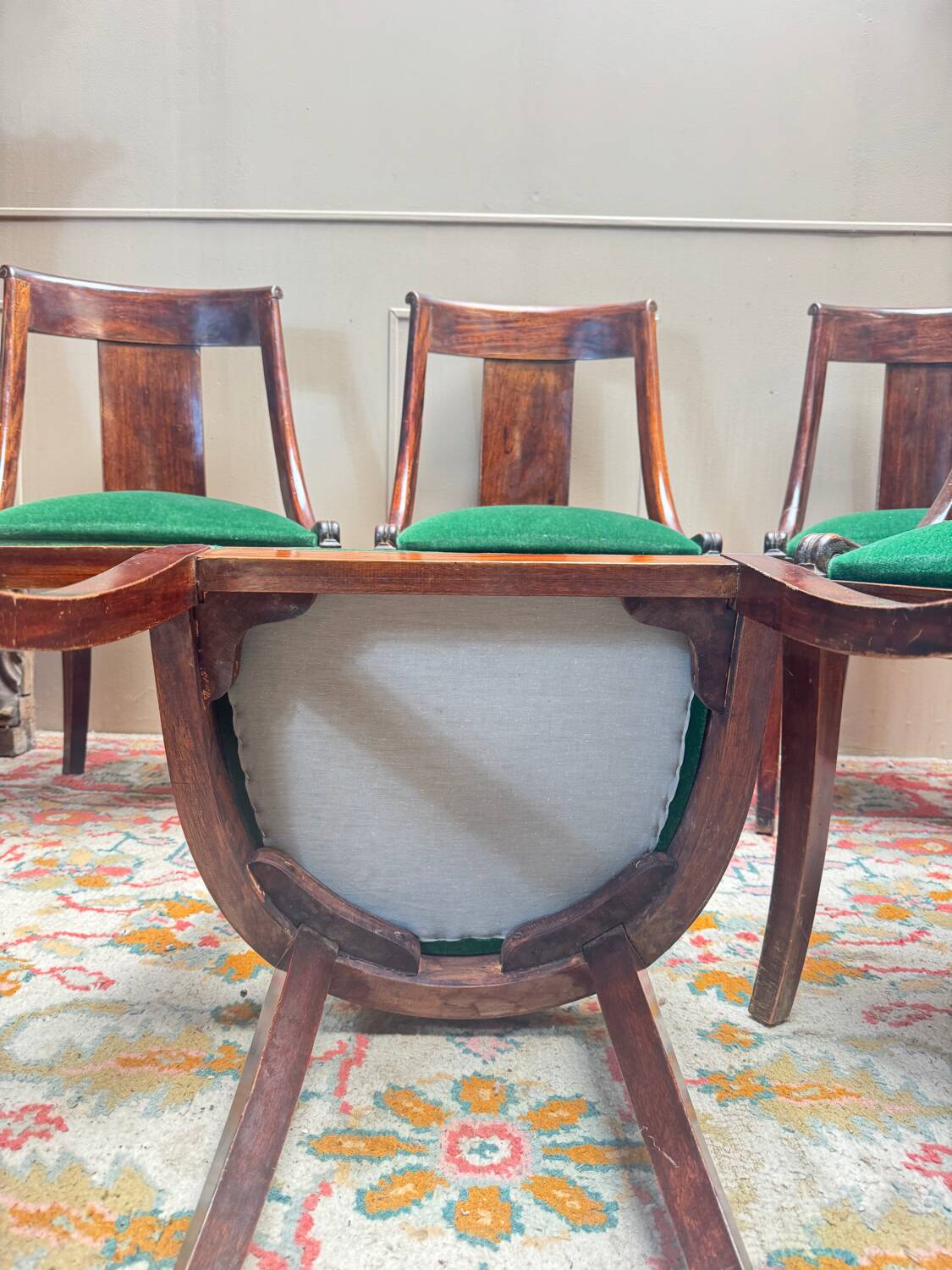 Suite de six chaises gondole en acajou de style empire