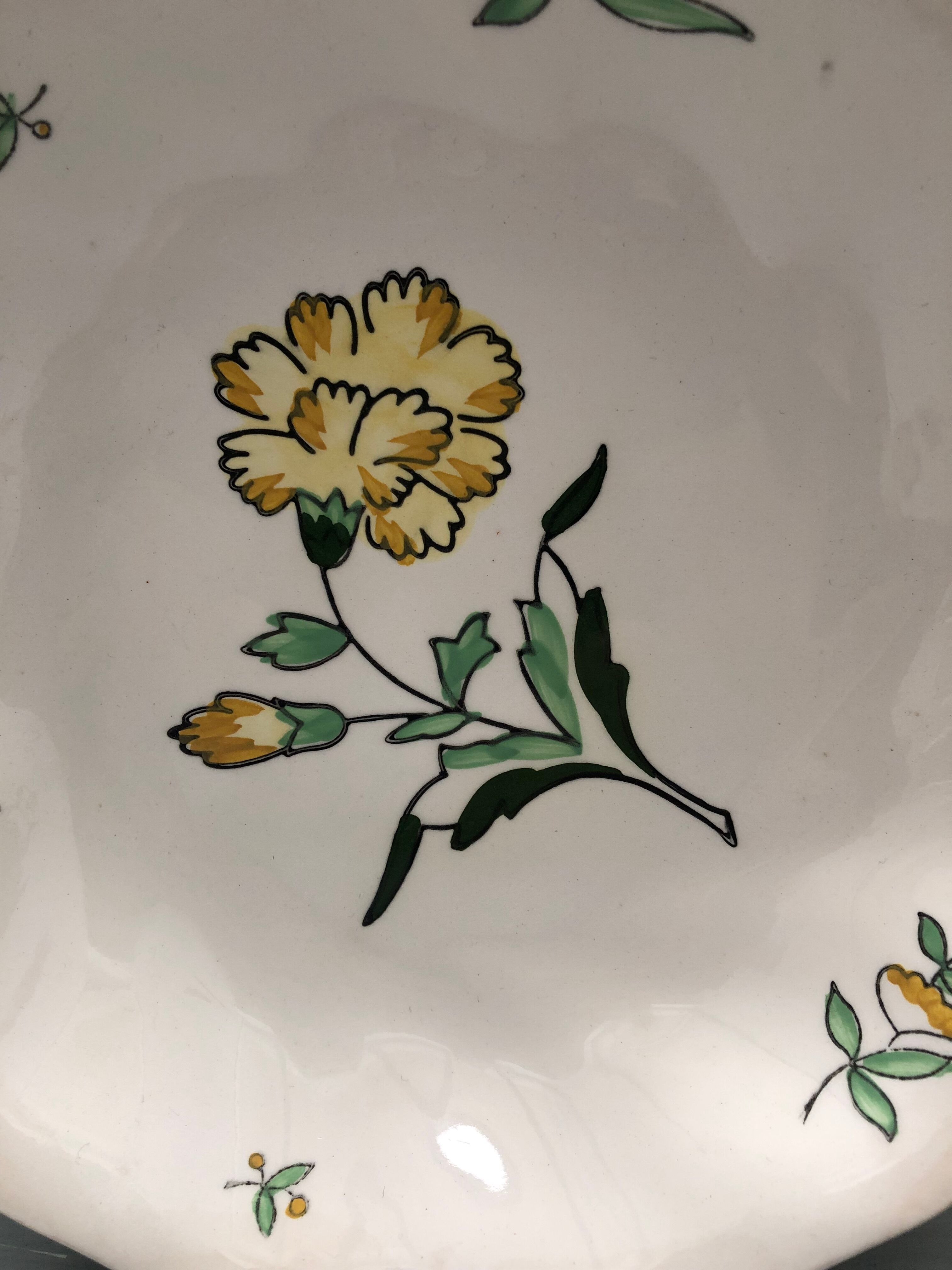 Lots de 4 assiettes creuses, Modèle embrun, aux motifs à fleurs jaune. Estampillées Salins France.