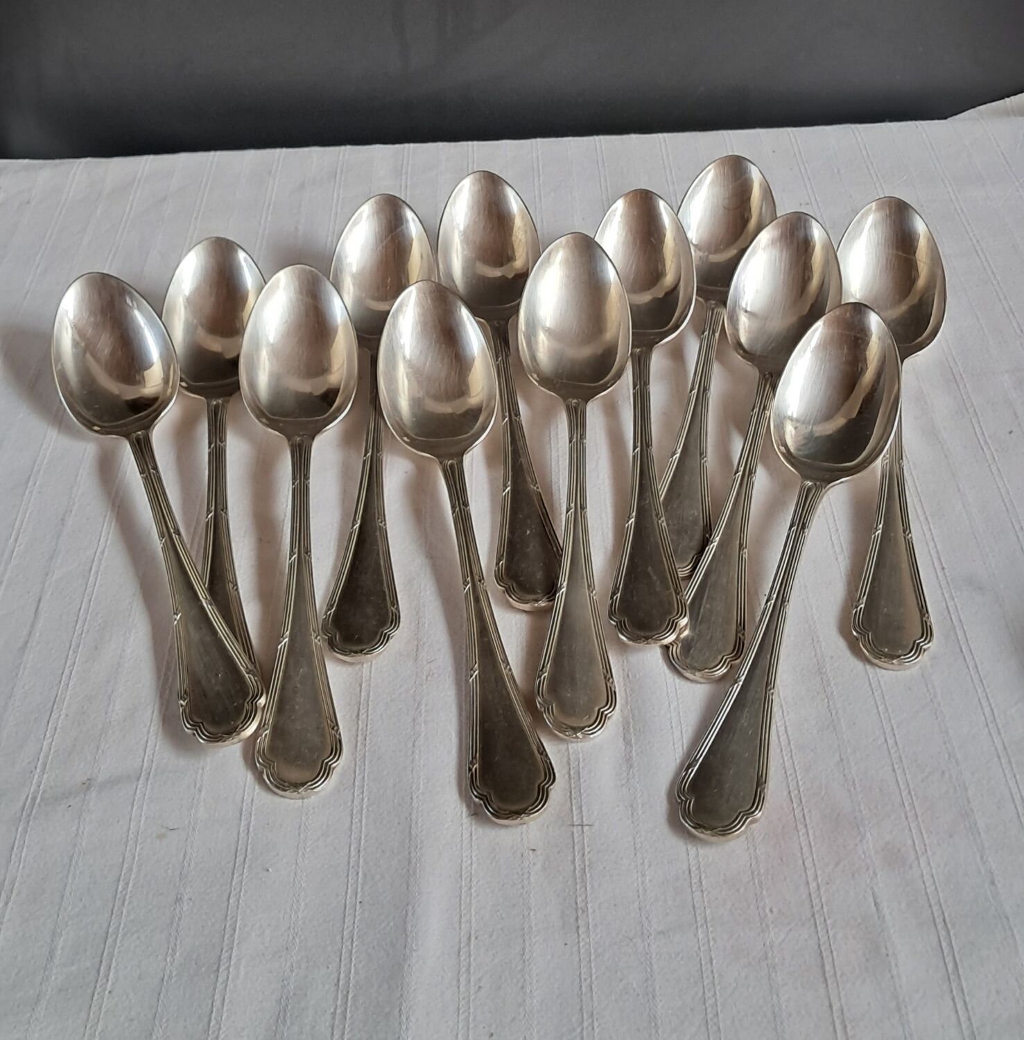 37-piece cutlery set in the liner style