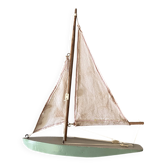 Voilier de bassin en bois, quille métal, jouet ancien