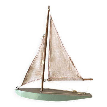Voilier de bassin en bois, quille métal, jouet ancien