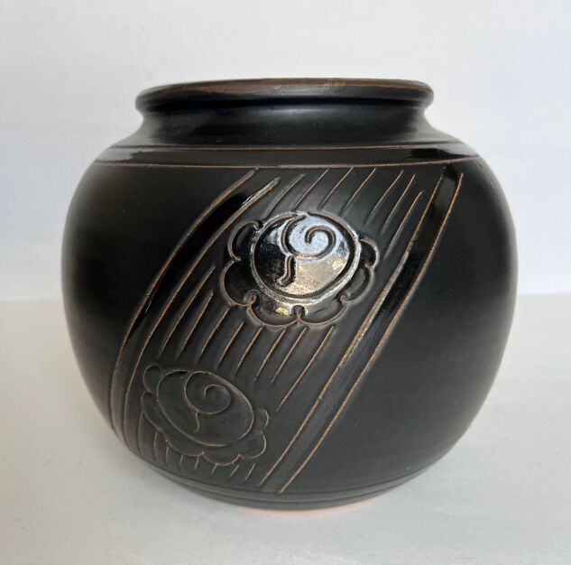 Vase boule Art déco en céramique noire