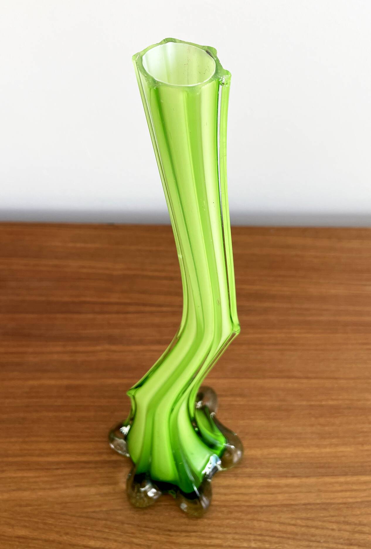 Vase cannelé en verre vert italien en forme de tige courbée, avec pied d'éléphant