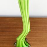 Vase cannelé en verre vert italien en forme de tige courbée, avec pied d'éléphant