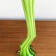 Vase cannelé en verre vert italien en forme de tige courbée, avec pied d'éléphant