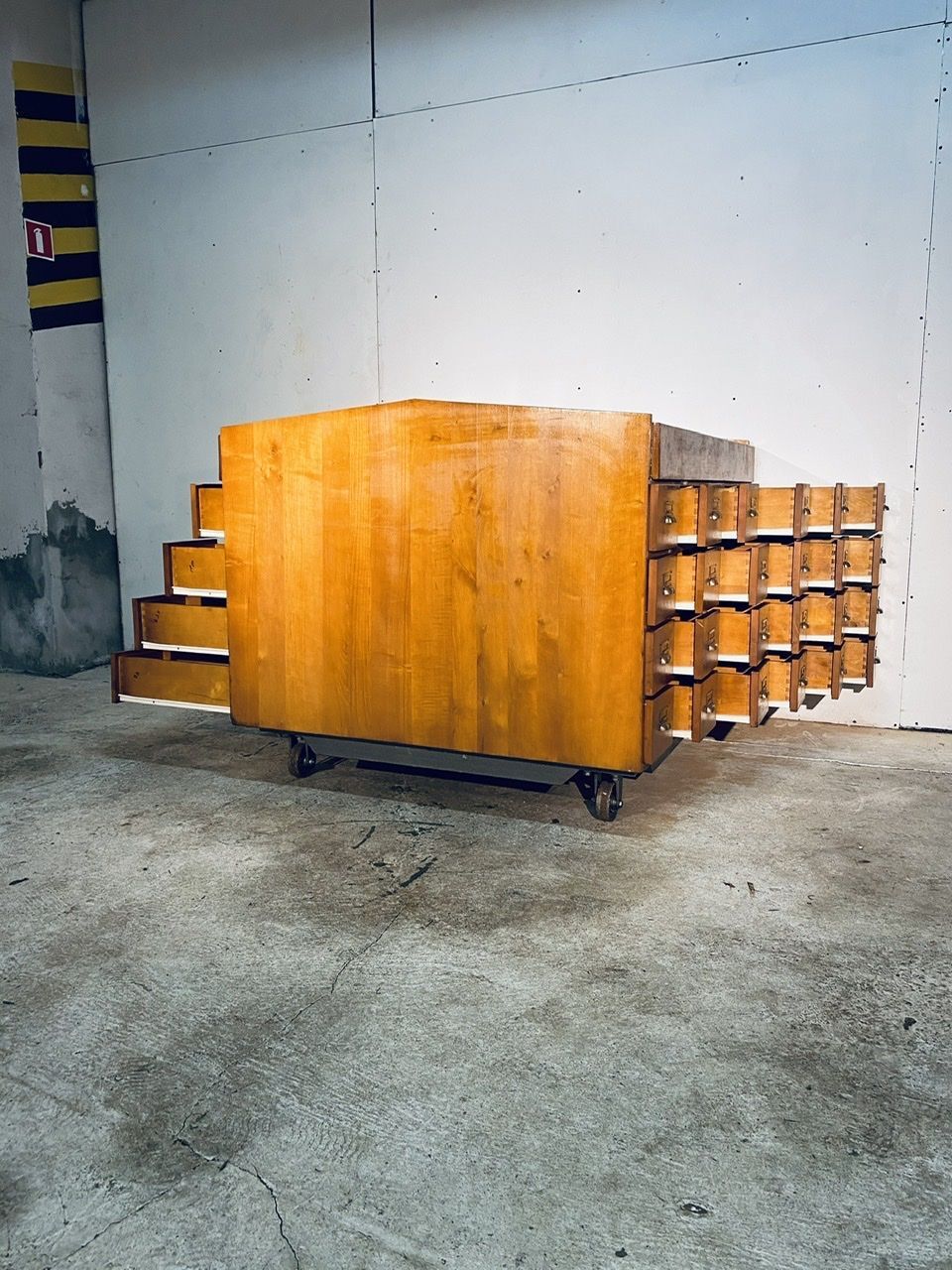 Classeur en bois avec 32 tiroirs vintage