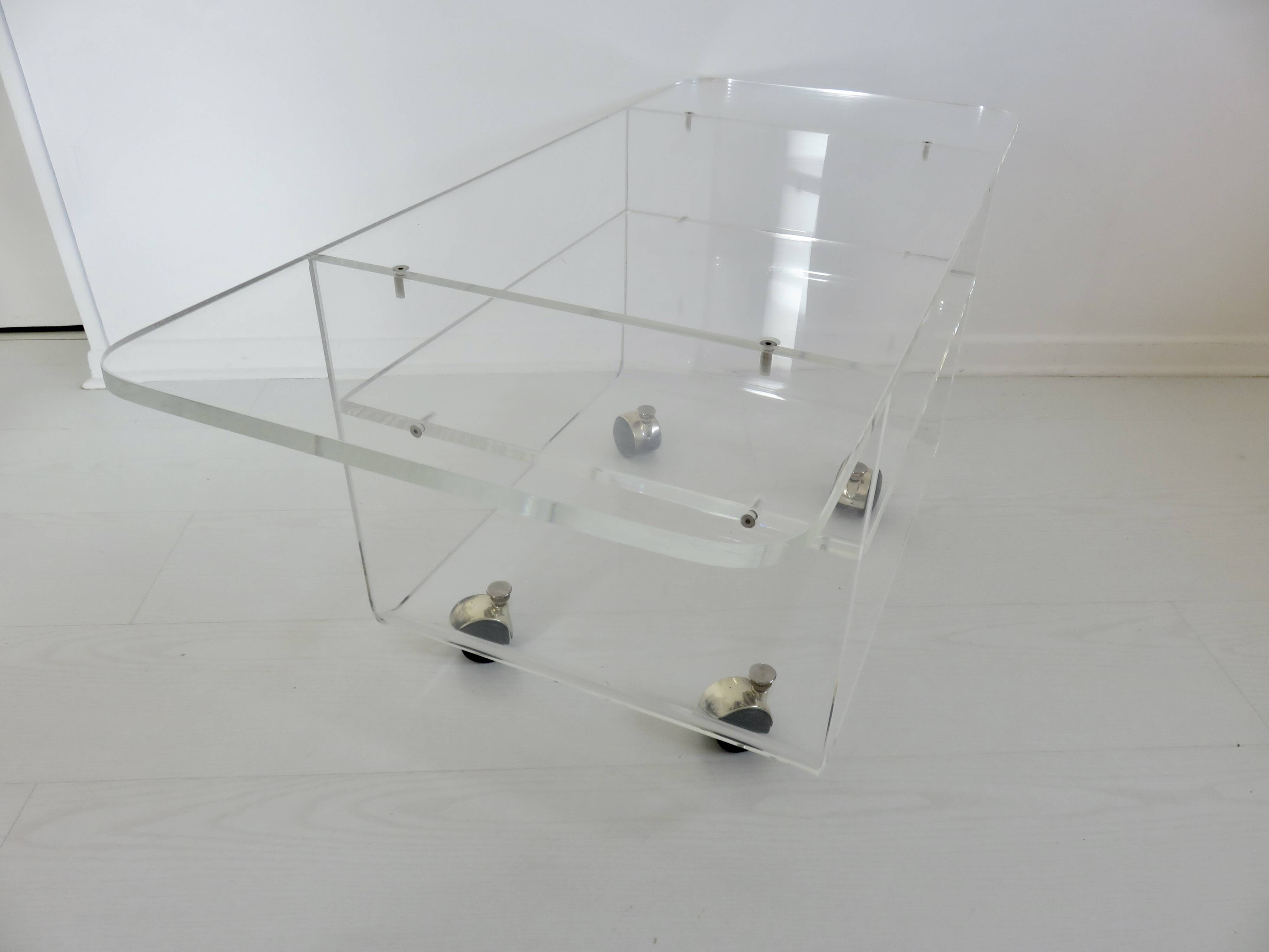 Table en plexiglas design de David Lange pour " Les invisibles du marais "
