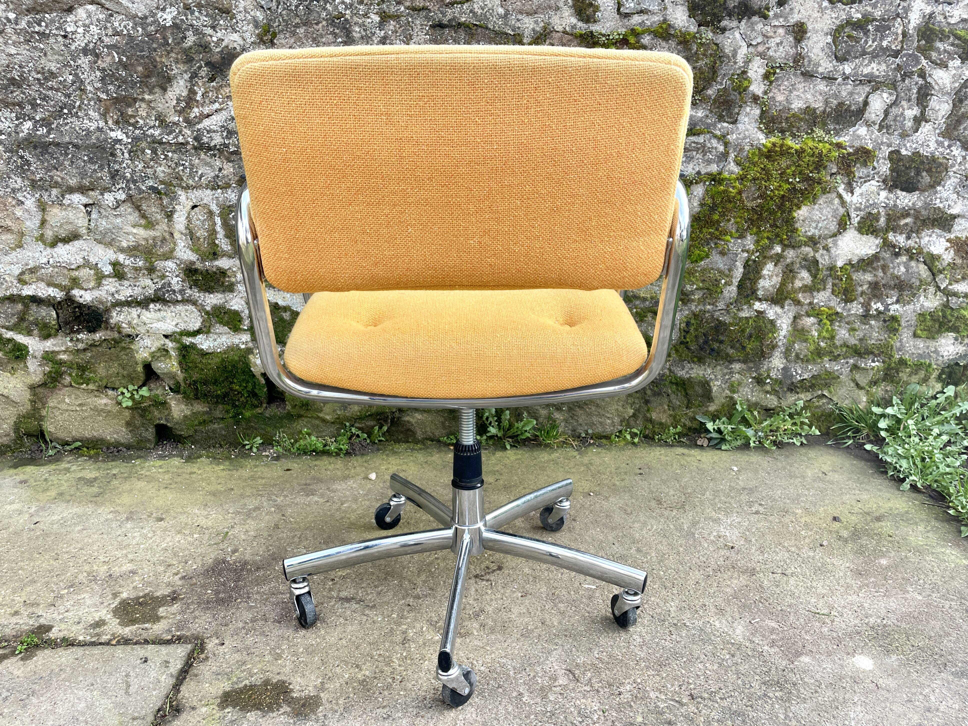 Fauteuil à roulettes Strafor en tweed jaune 1970