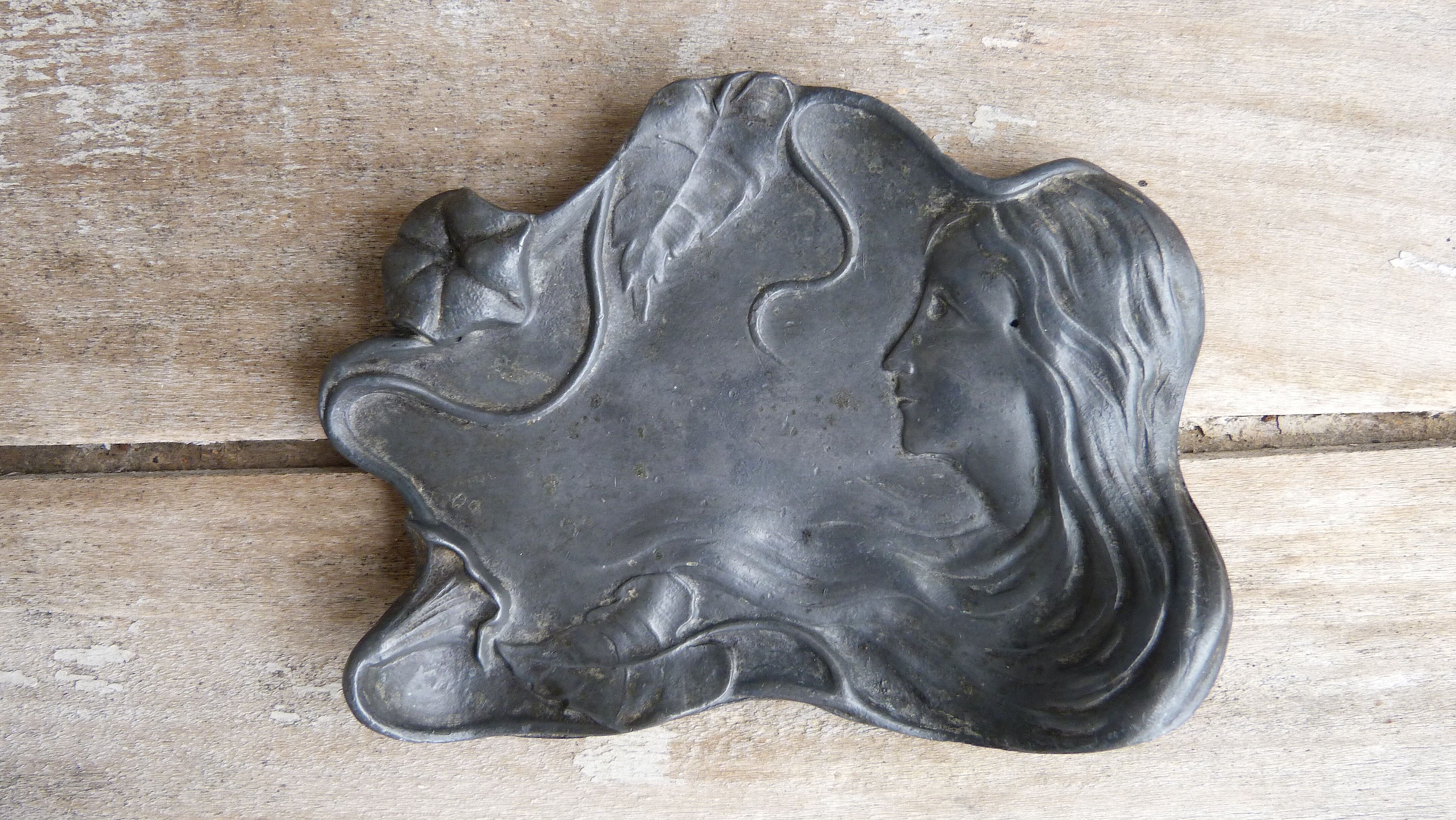 Art Nouveau pocket emptier