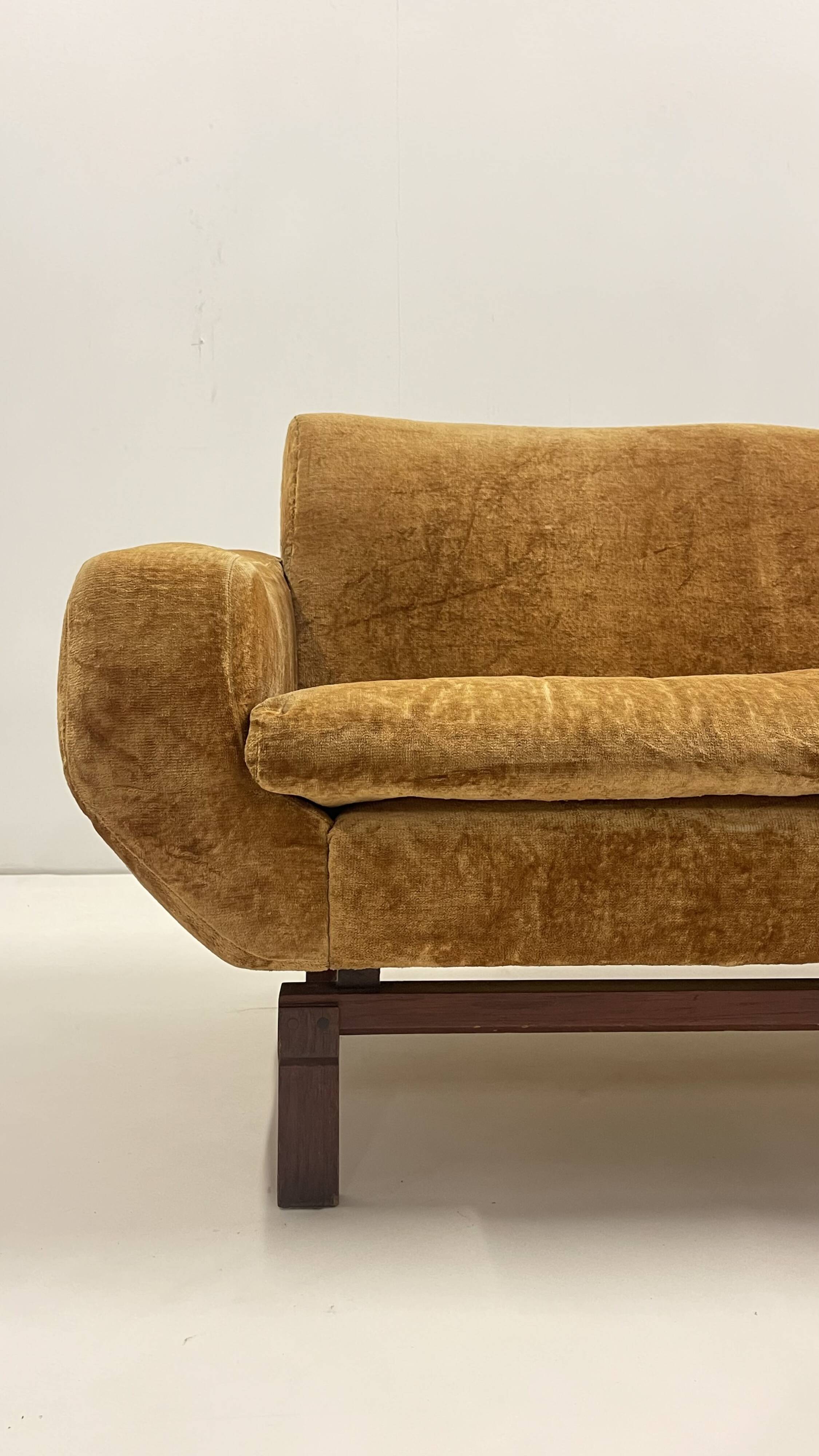 Living room set in amber velvet